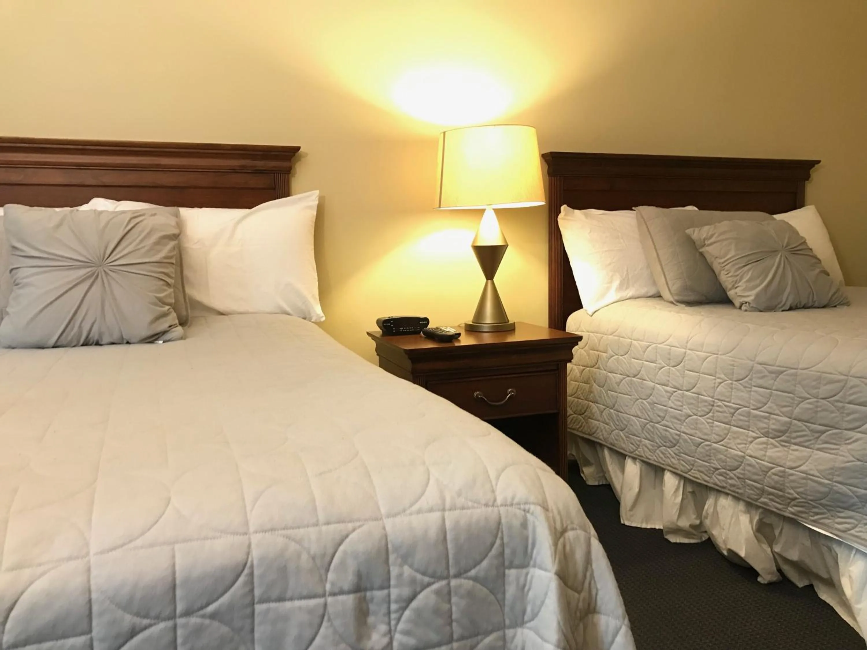 Bed in Winthrop Arms Hotel Restaurant Logan Airport