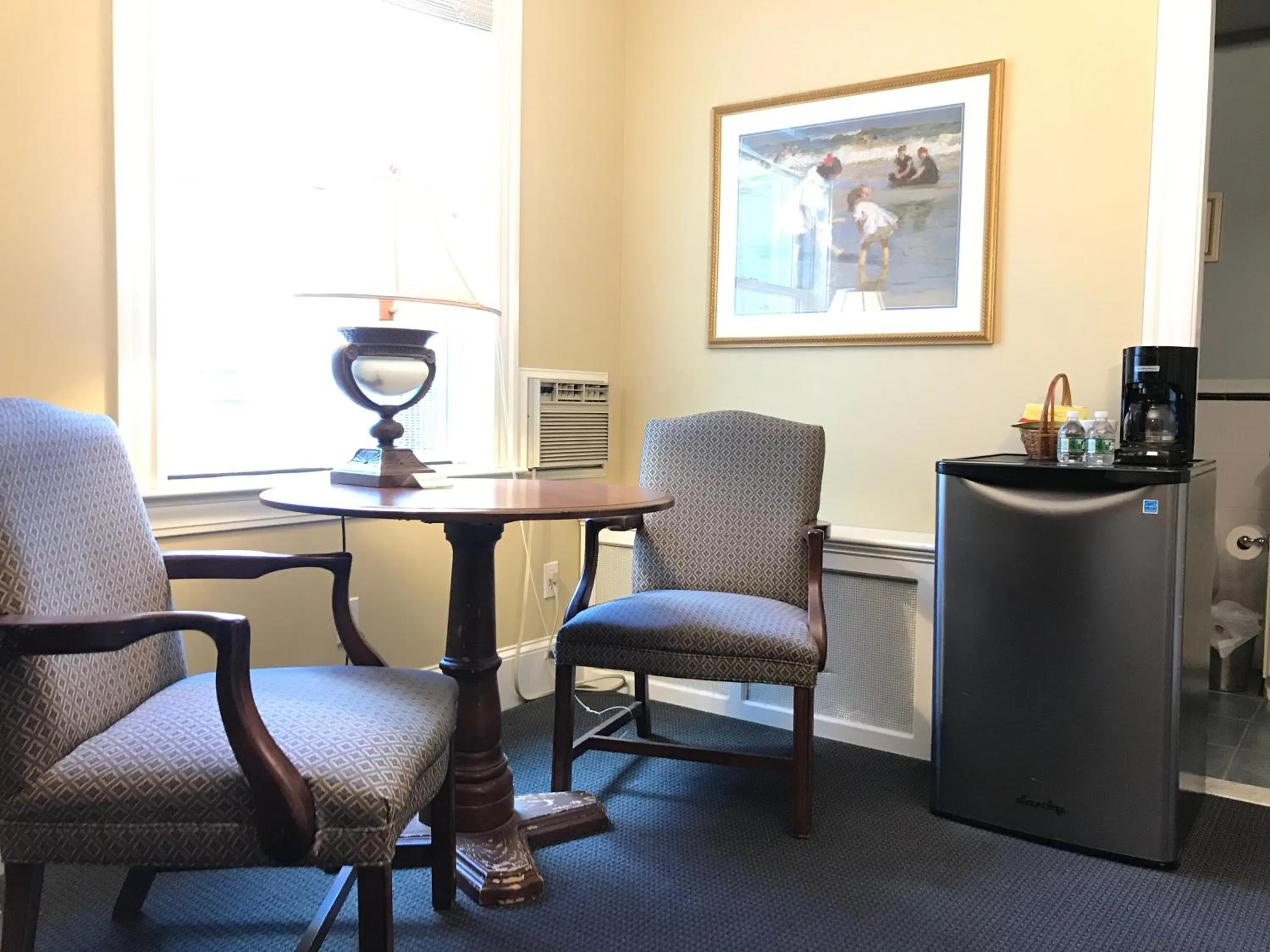 Shower in Winthrop Arms Hotel Restaurant Logan Airport