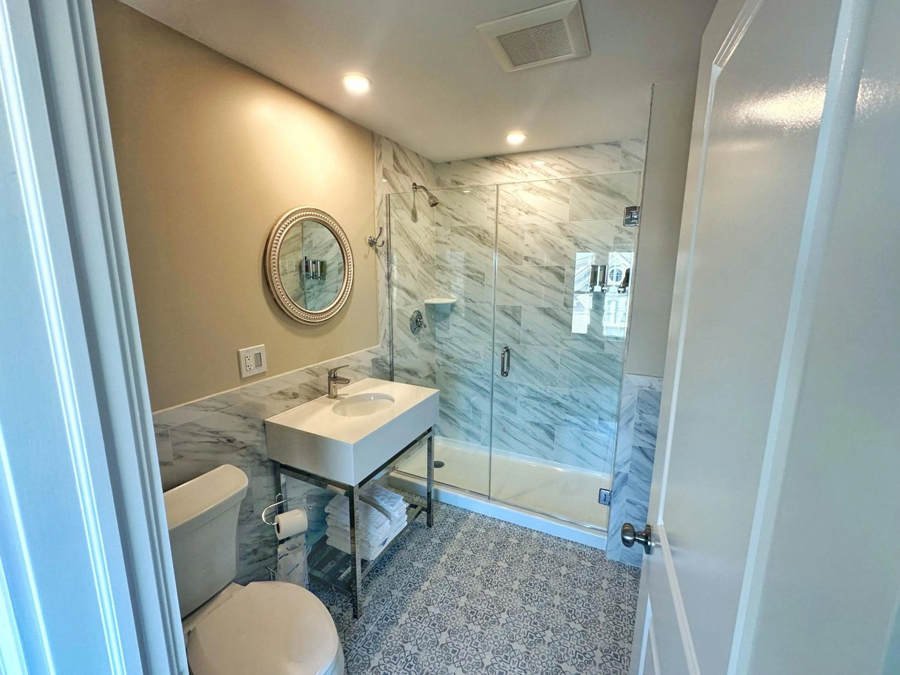 Shower in Winthrop Arms Hotel Restaurant Logan Airport