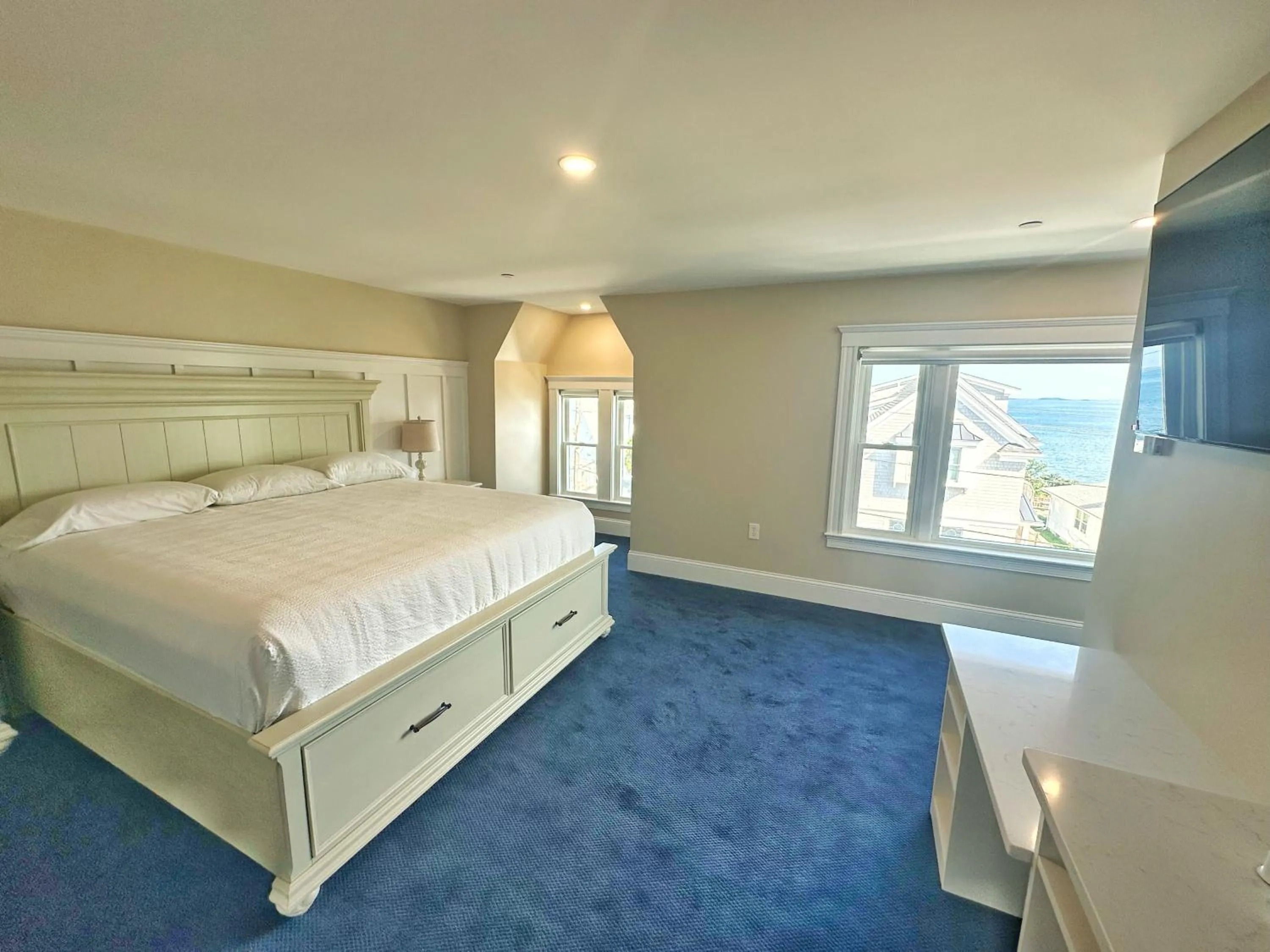 Bed in Winthrop Arms Hotel Restaurant Logan Airport