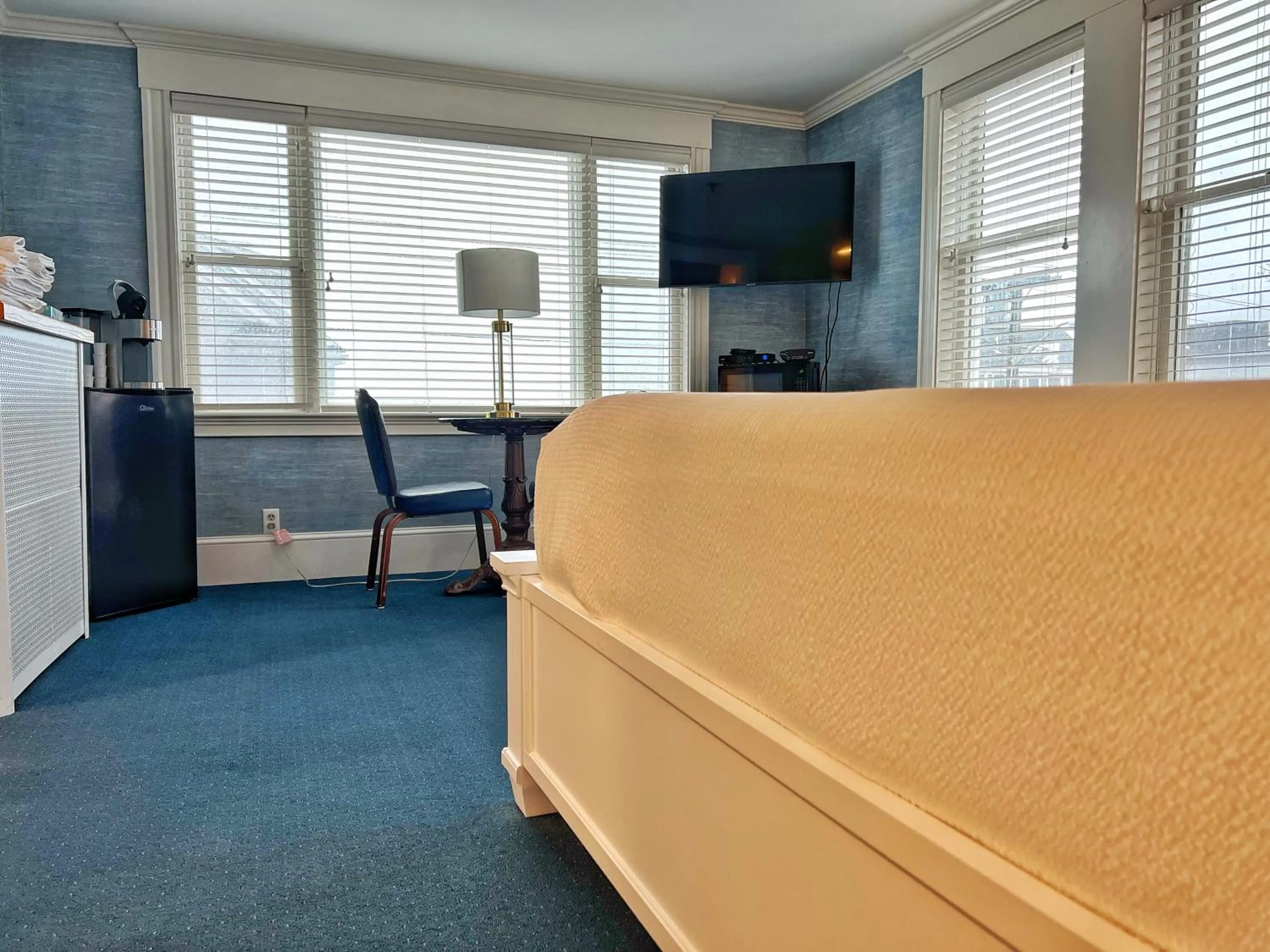 Seating area in Winthrop Arms Hotel Restaurant Logan Airport