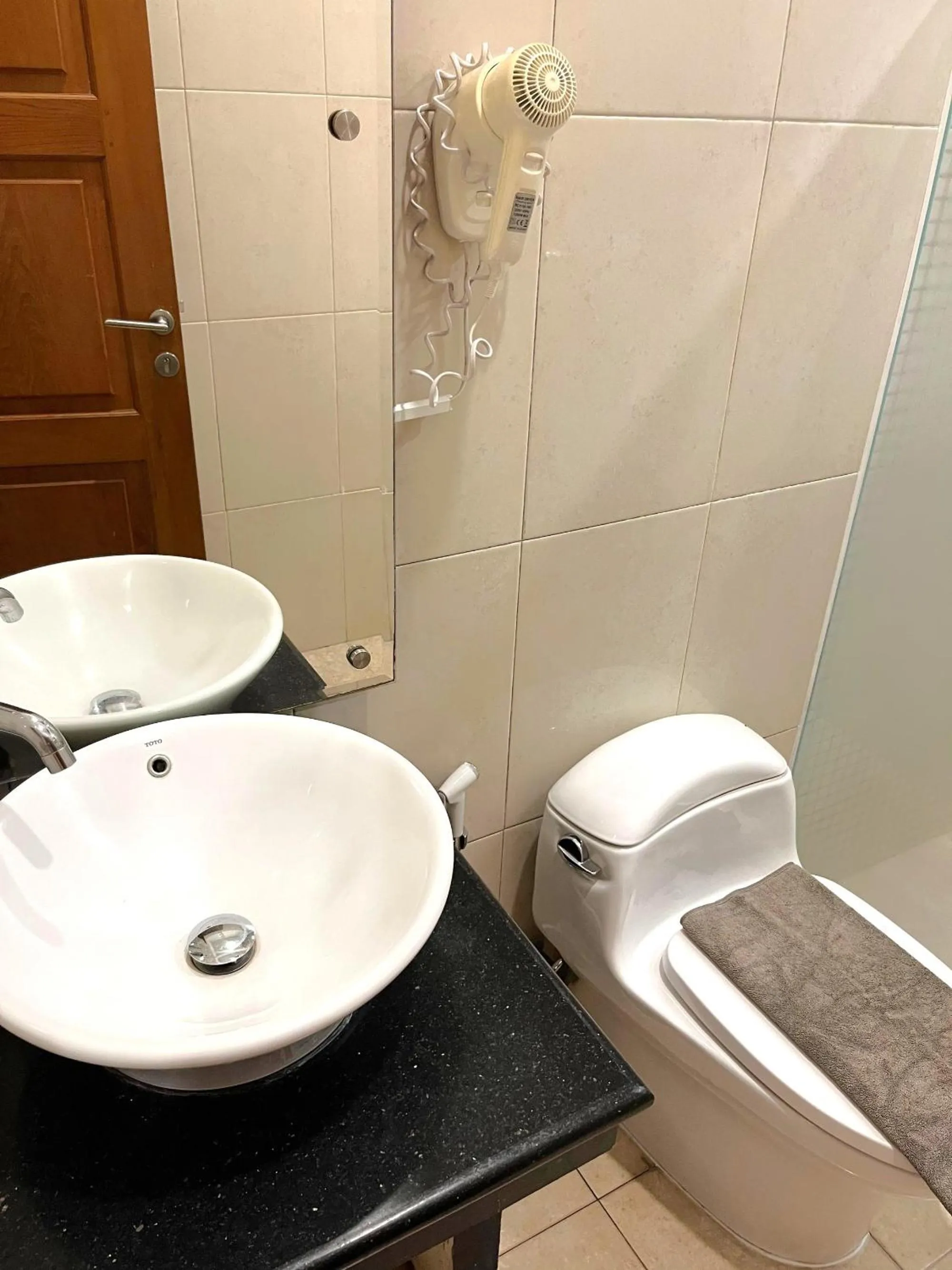 Toilet in Alloro Boutique Hotel Pacitan