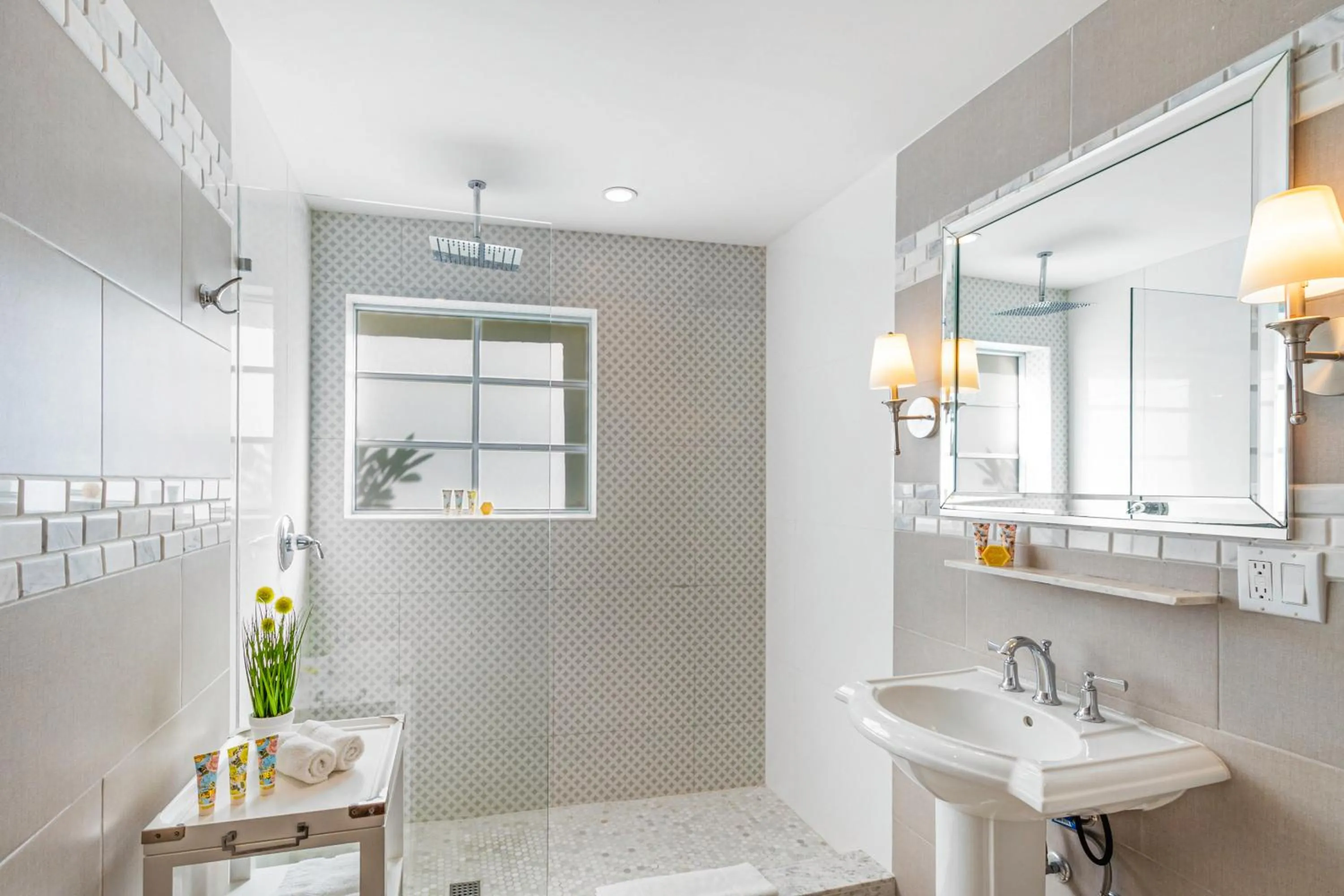 Toilet in Henrosa Hotel