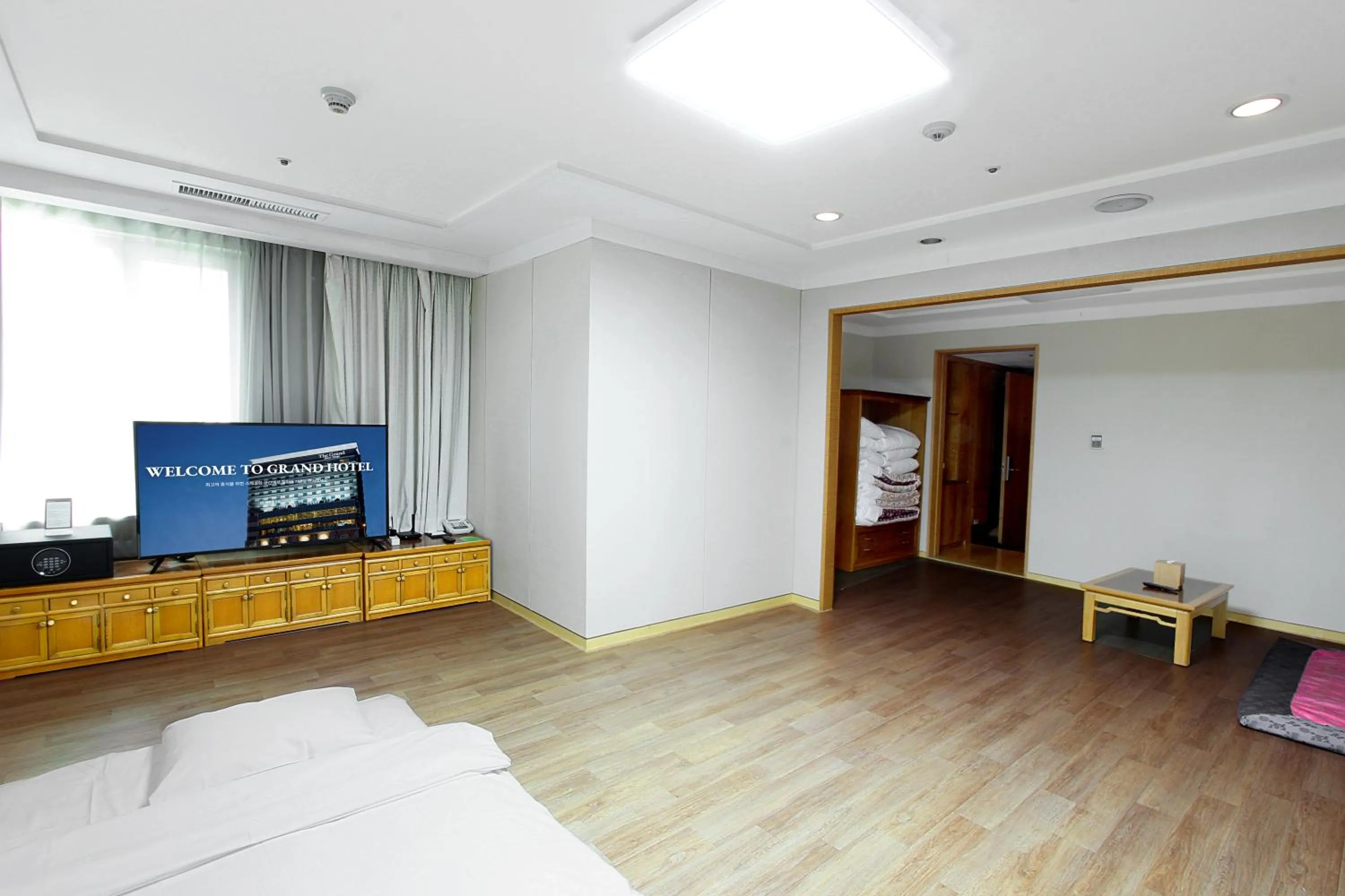 Bed in Daegu Grand Hotel