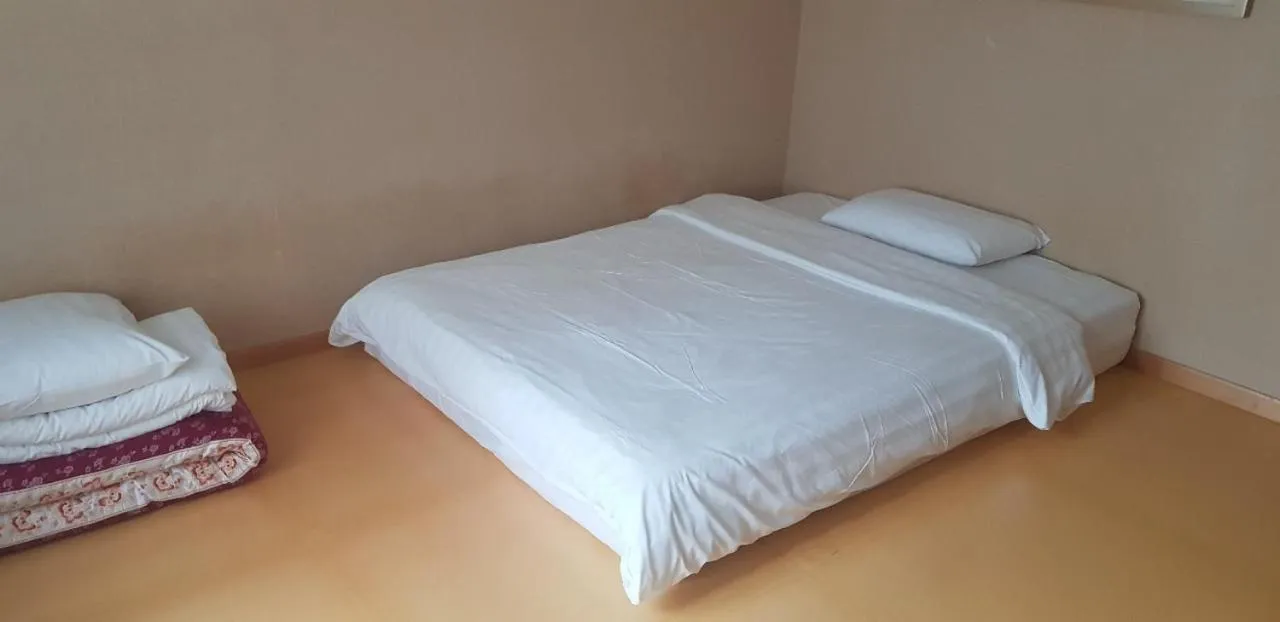 Bedroom, Bed in Daegu Grand Hotel