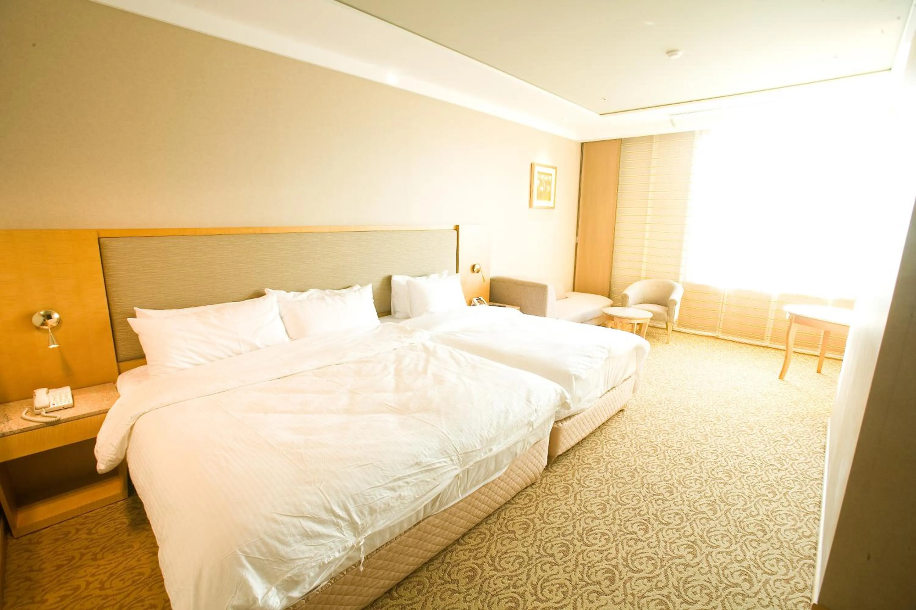 Bedroom, Bed in Daegu Grand Hotel