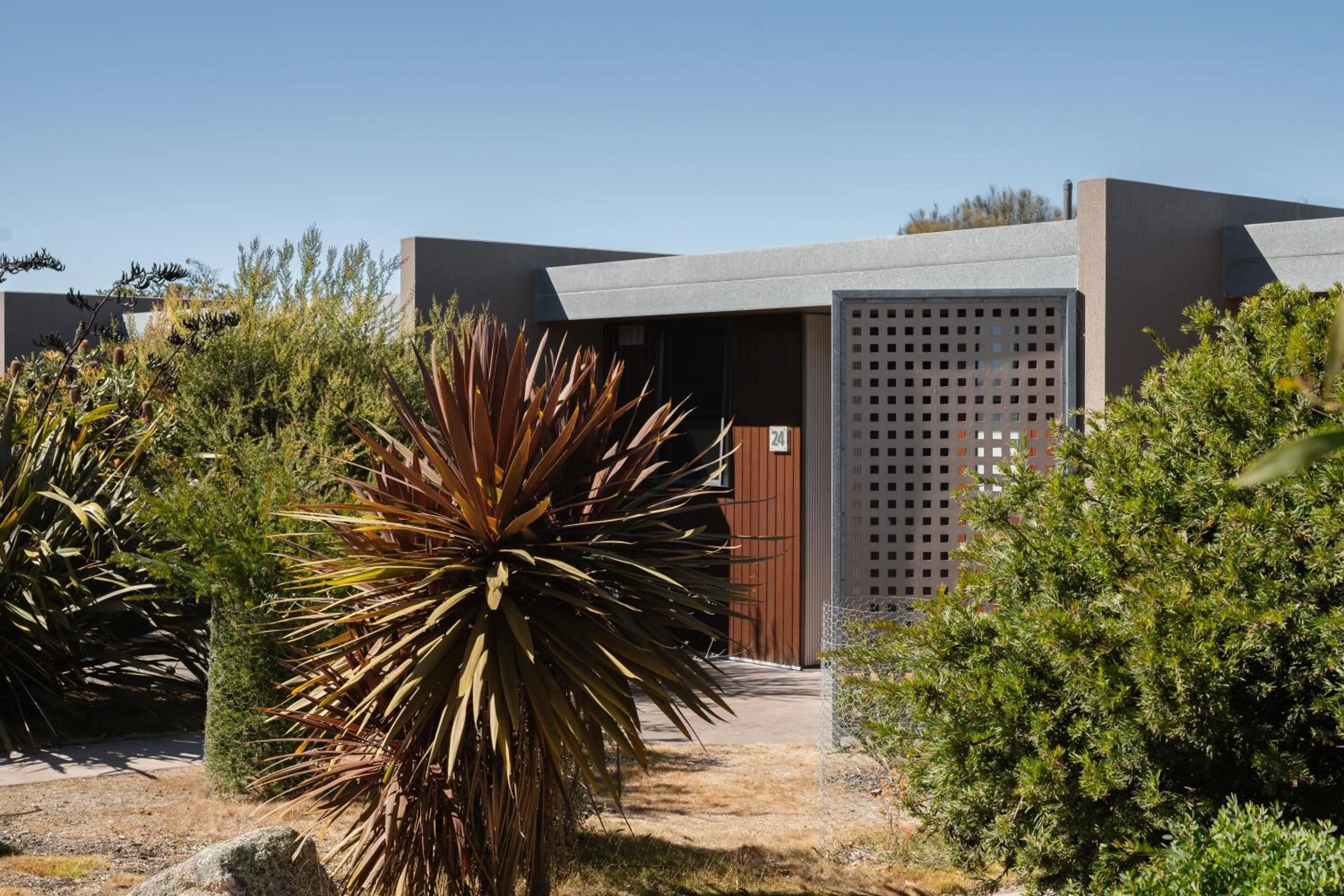 Garden view in Edge of the Bay