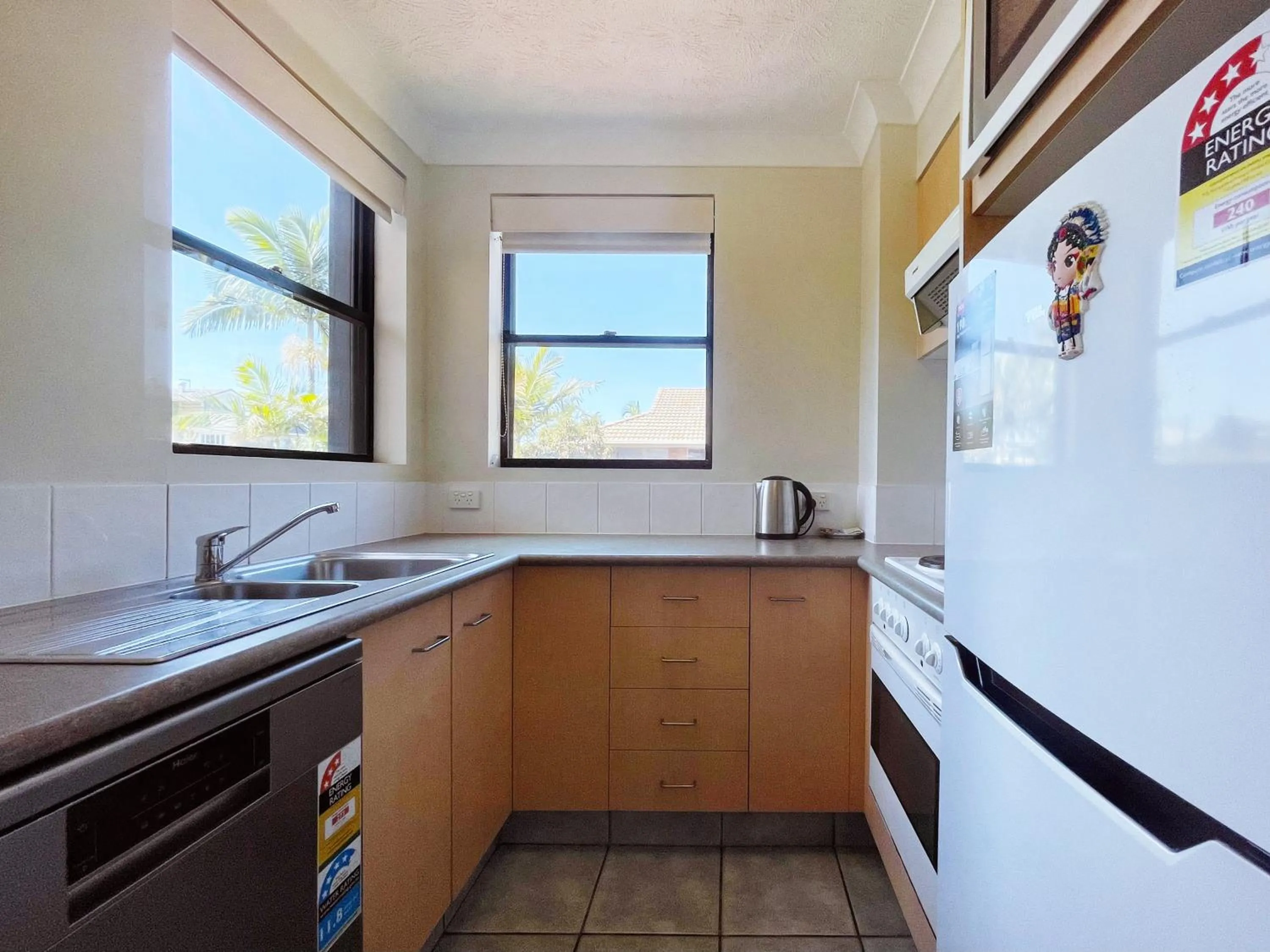 Kitchen or kitchenette in Mermaid Beach Park View