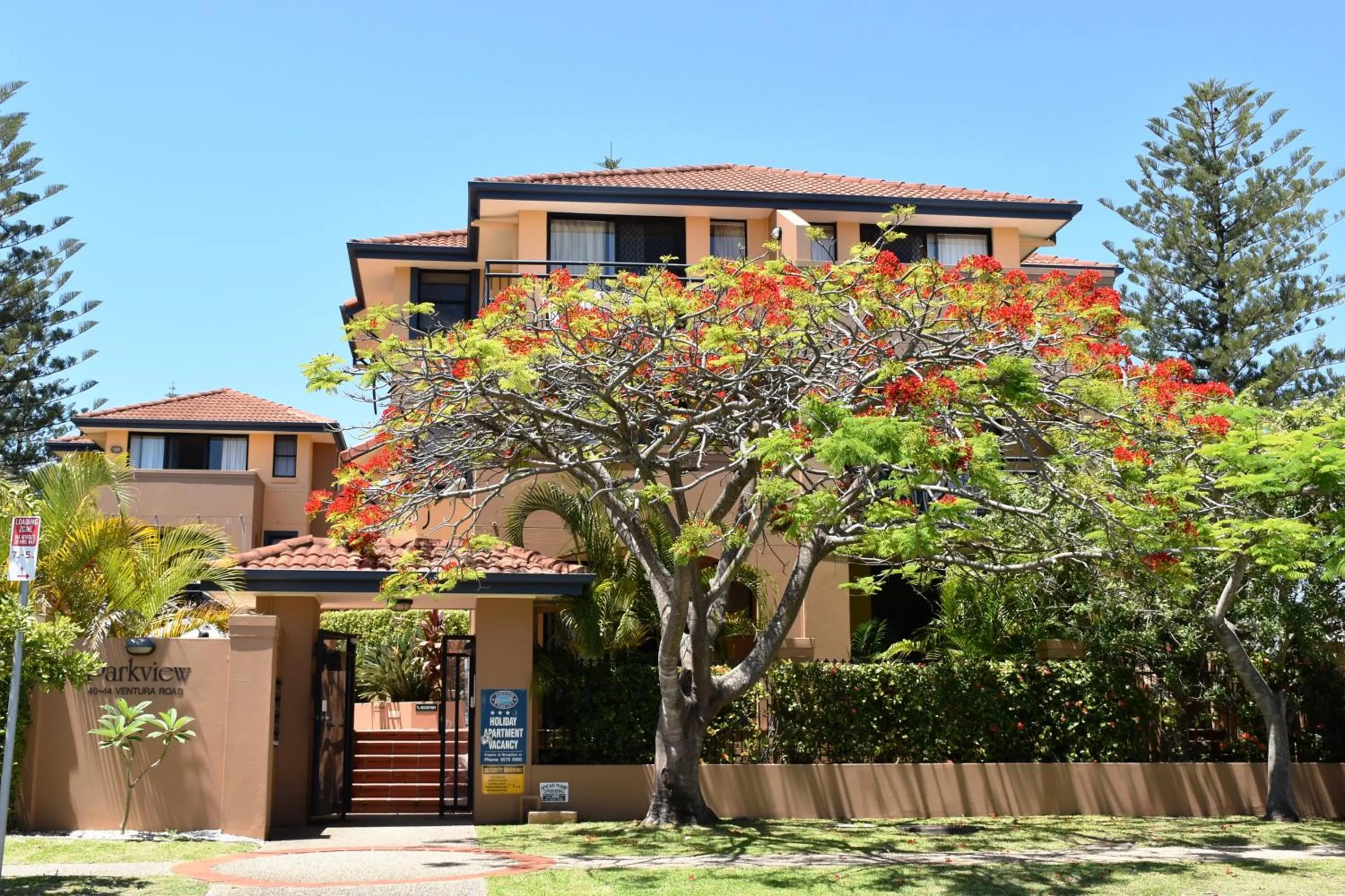Facade/entrance in Mermaid Beach Park View