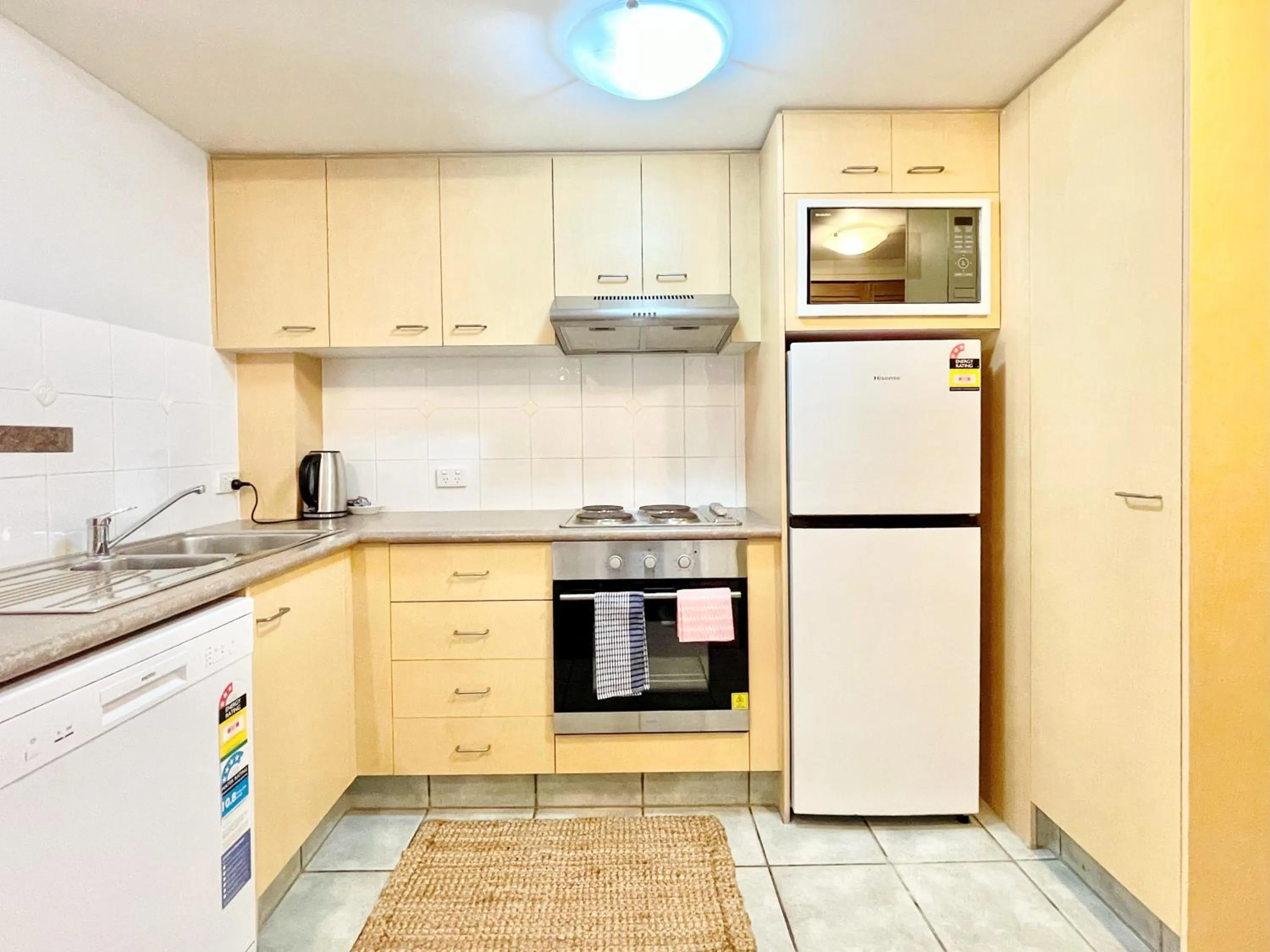 Kitchen or kitchenette in Mermaid Beach Park View