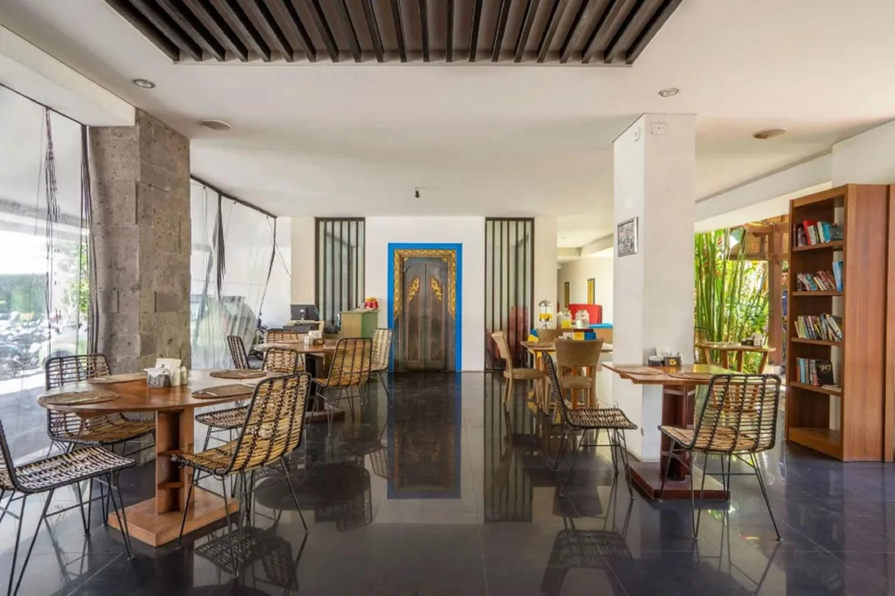 Restaurant/places to eat in Abian Harmony Hotel