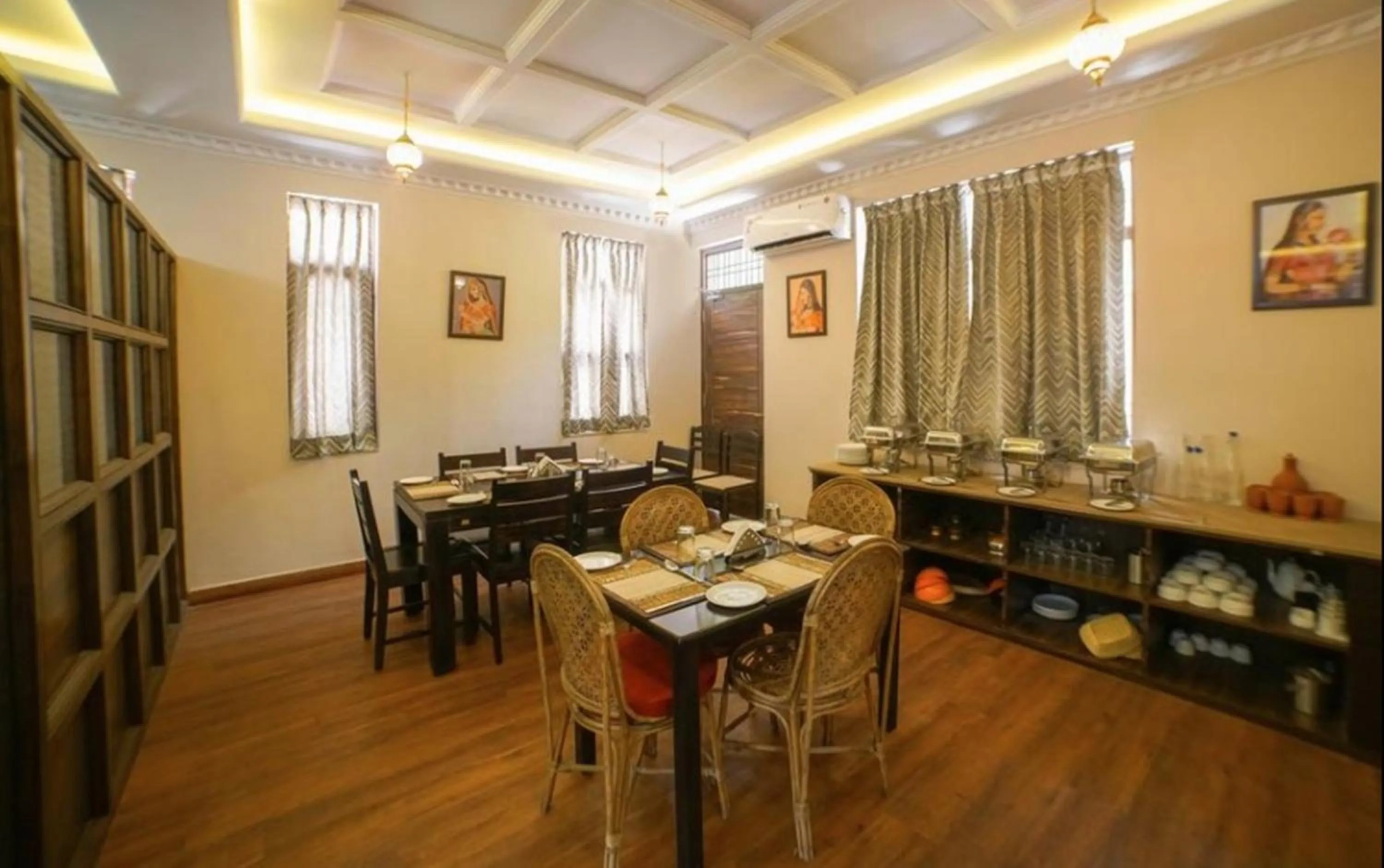 Restaurant/places to eat in HOTEL V Inn STUDIO