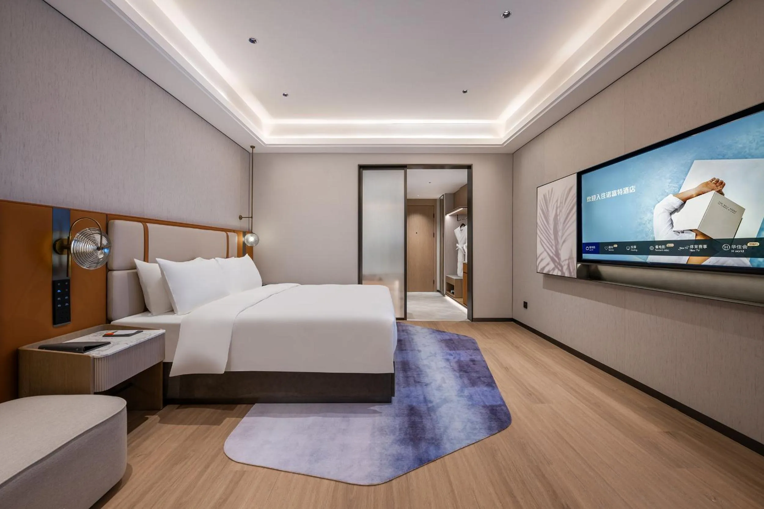 Photo of the whole room, Bed in Novotel Shanghai Hongqiao International Airport