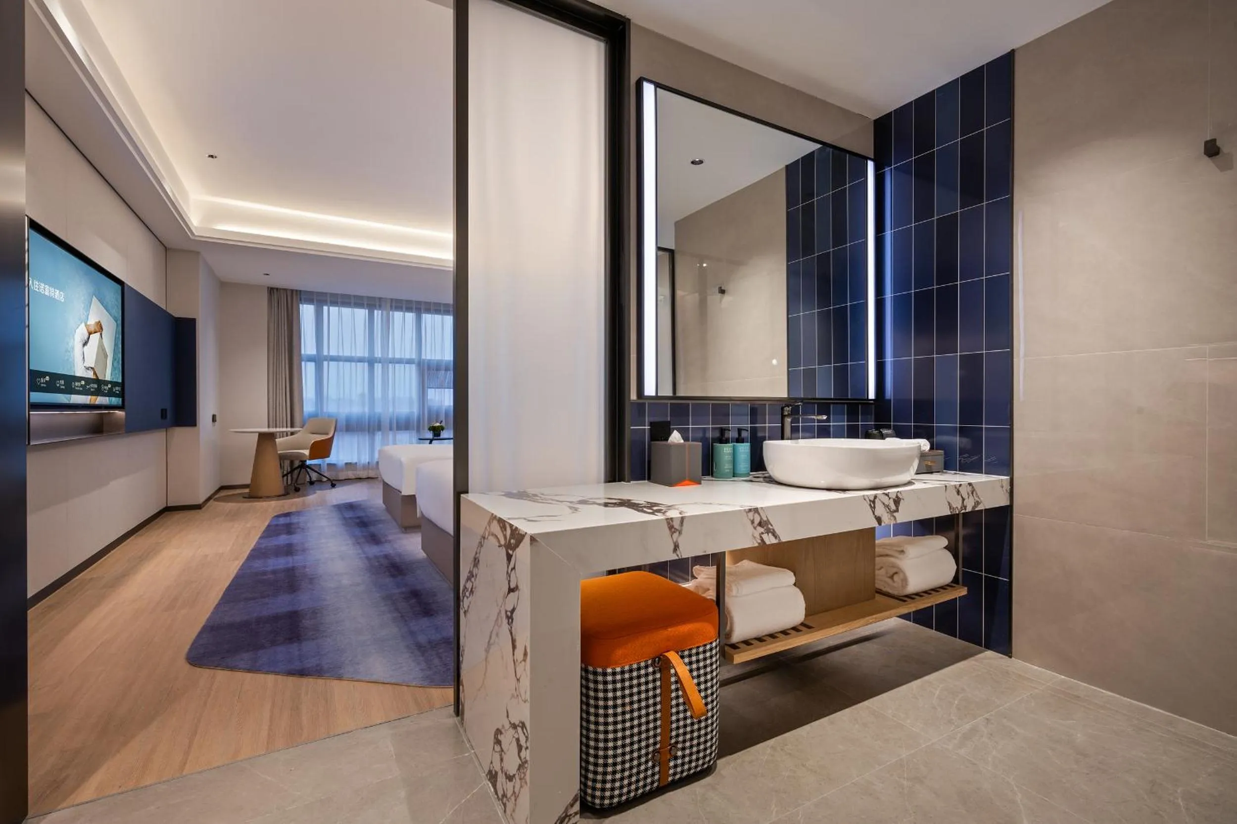 Photo of the whole room, Bed in Novotel Shanghai Hongqiao International Airport