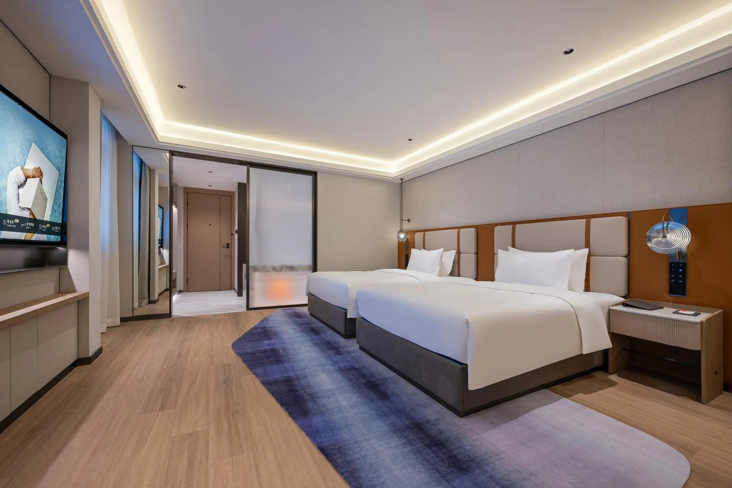 Photo of the whole room, Bed in Novotel Shanghai Hongqiao International Airport