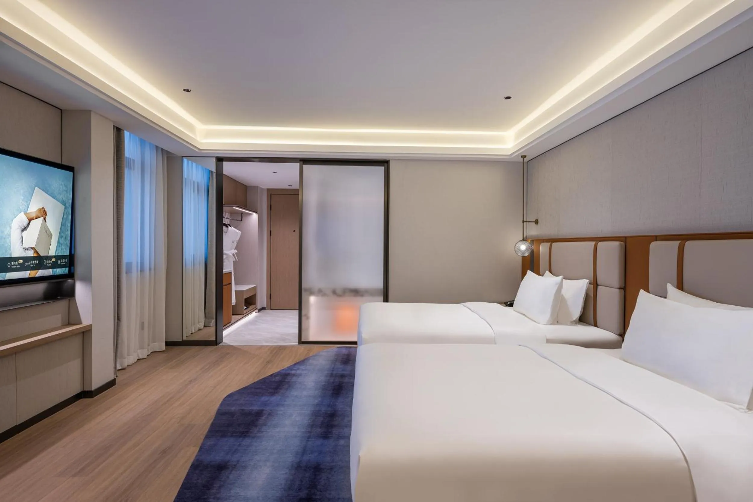 Photo of the whole room, Bed in Novotel Shanghai Hongqiao International Airport