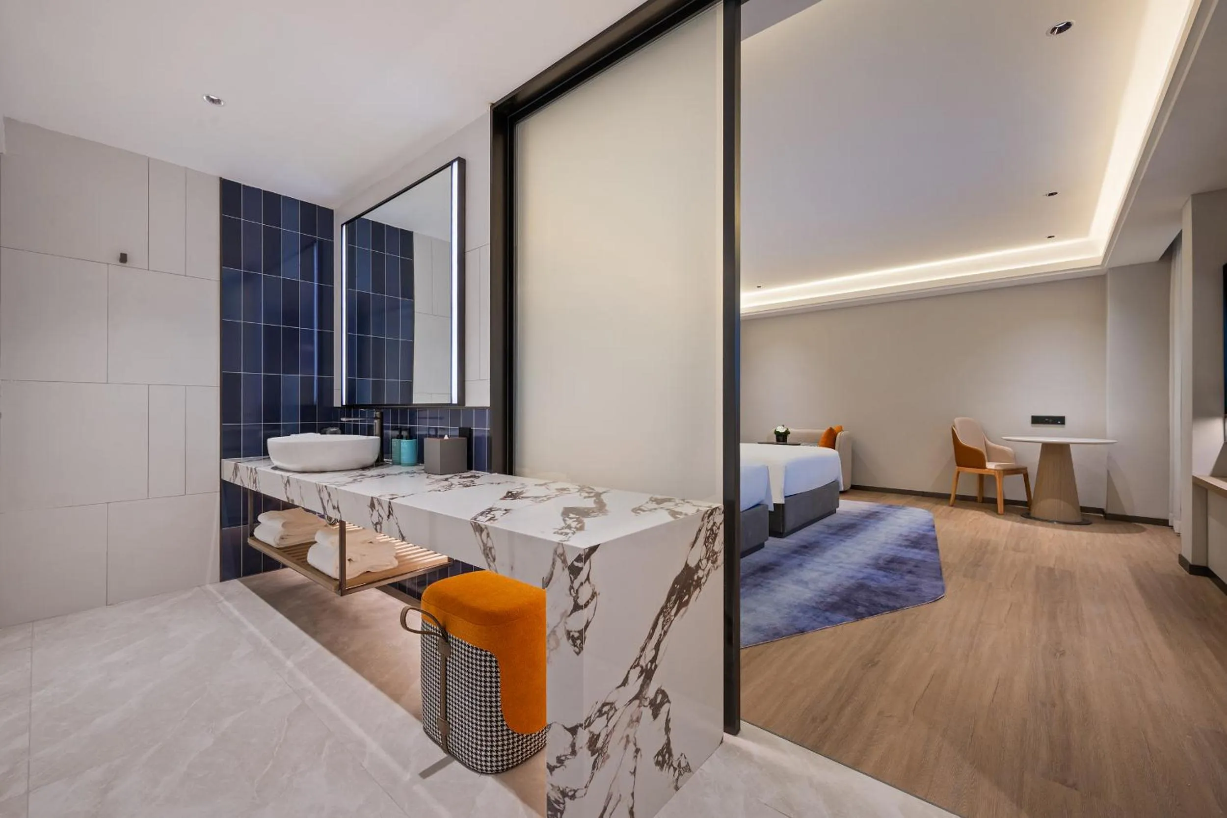 Photo of the whole room, Bed in Novotel Shanghai Hongqiao International Airport