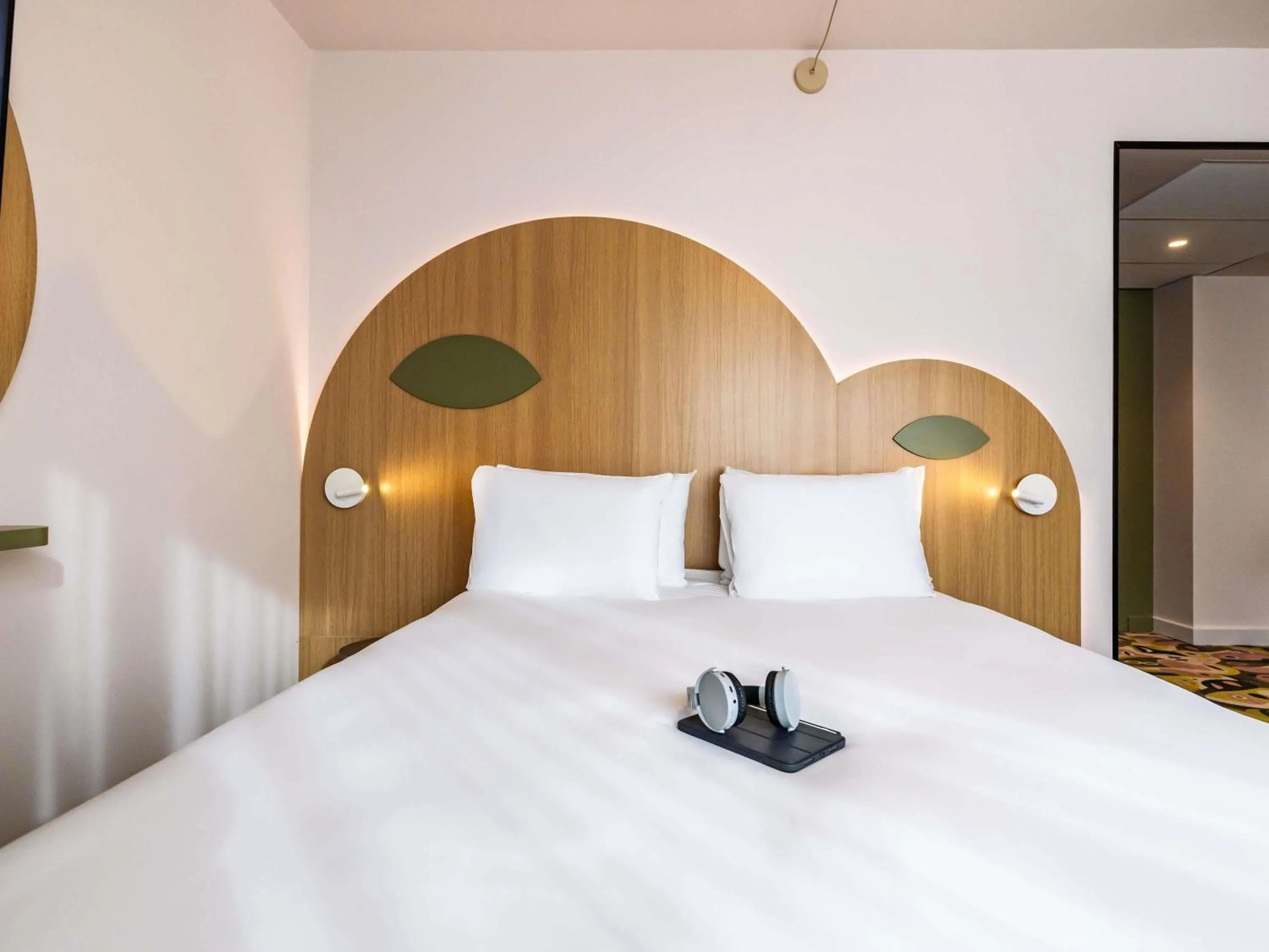 Bedroom, Bed in ibis Styles Metz Centre