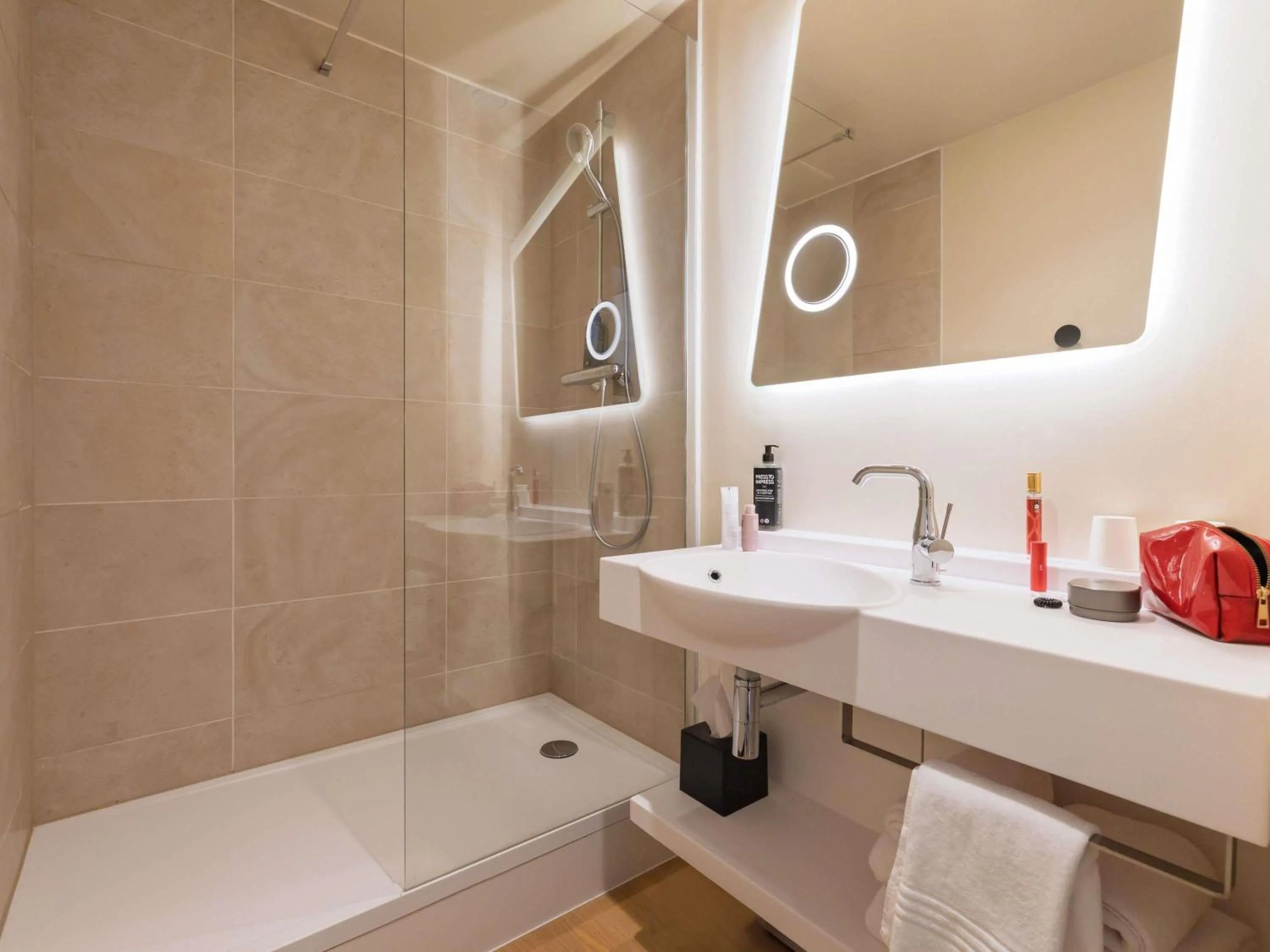 Bedroom in ibis Styles Metz Centre