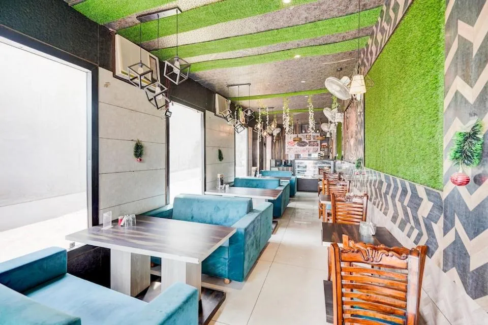 Restaurant/places to eat in Mayur Resort