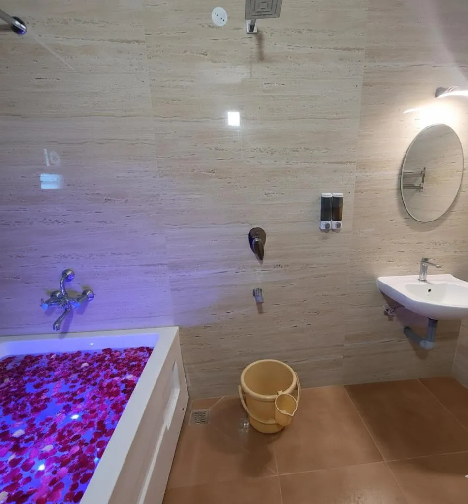 Bath in Elegant Residency
