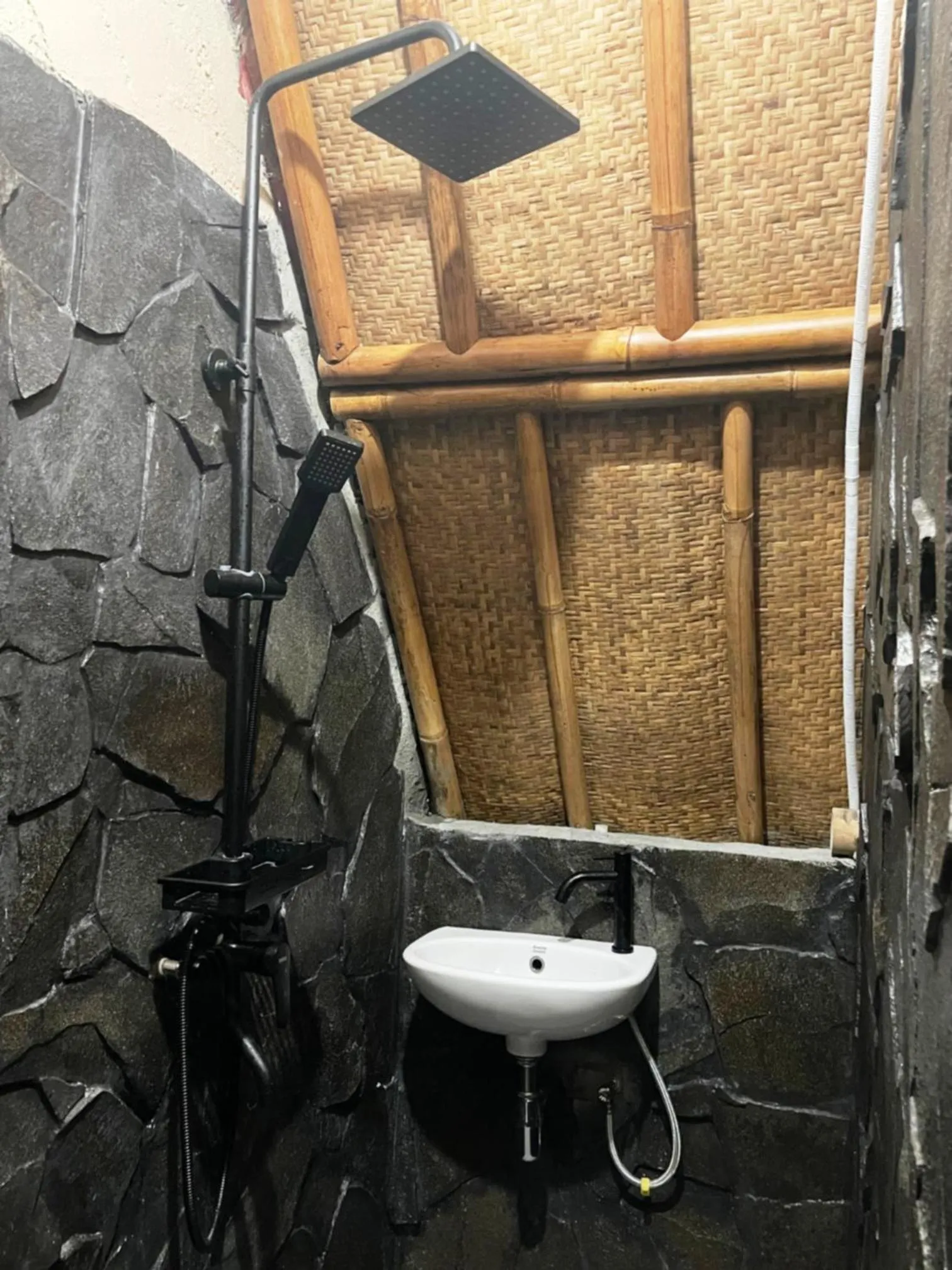 Shower in Da Housetel Kuta