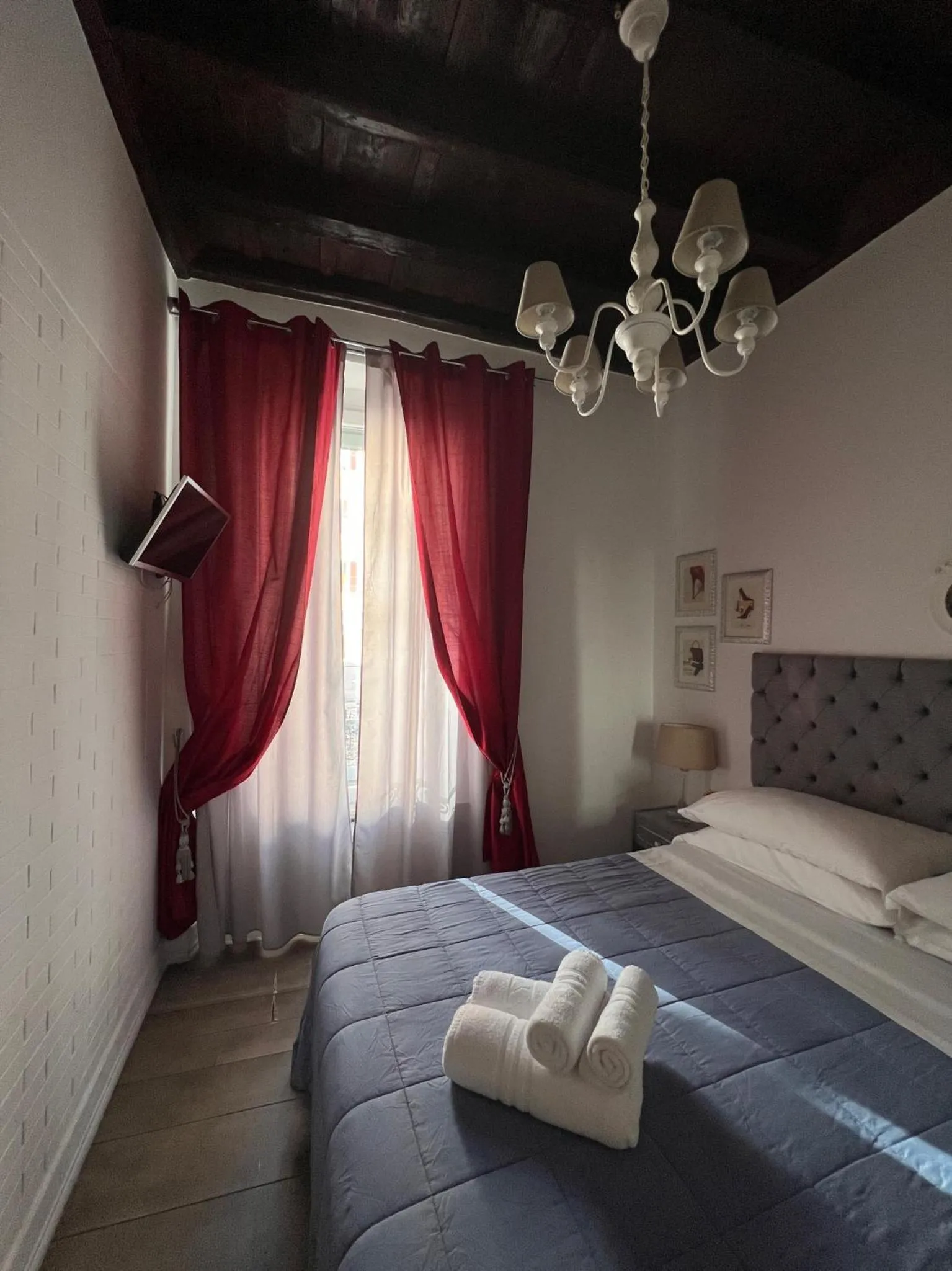 Bed in Piazzetta de' Monti Suites