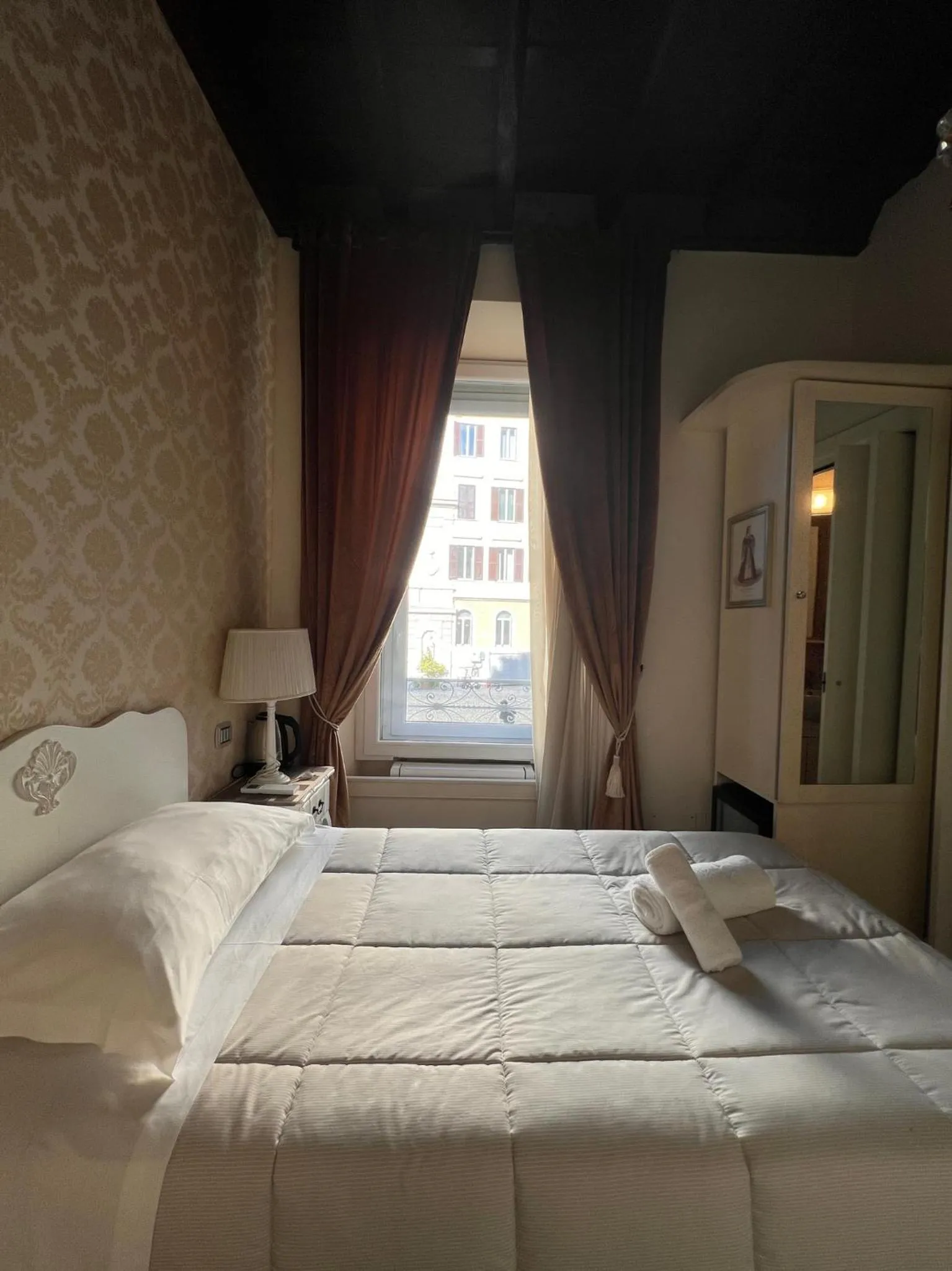 Bed in Piazzetta de' Monti Suites