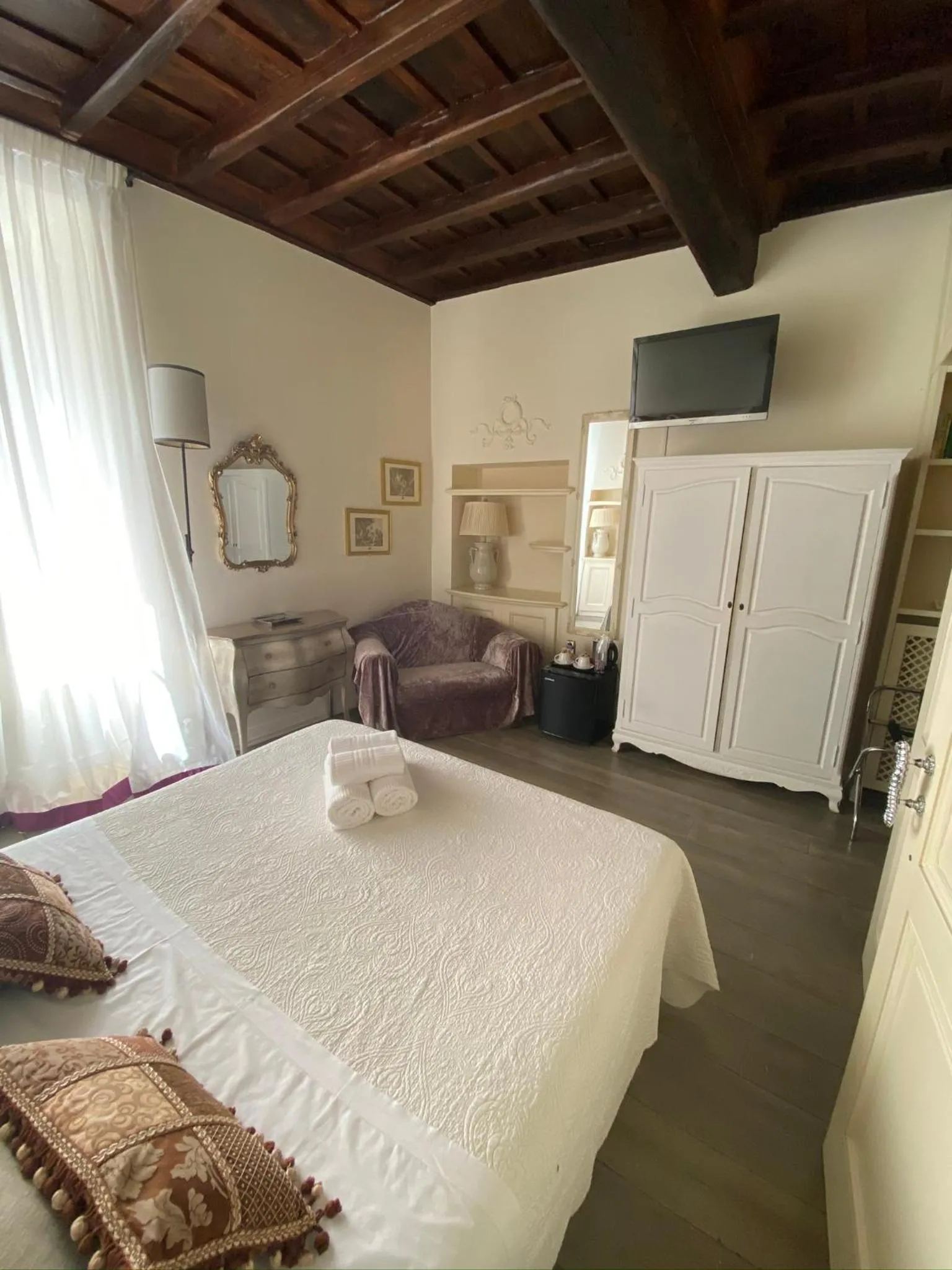 Bed in Piazzetta de' Monti Suites