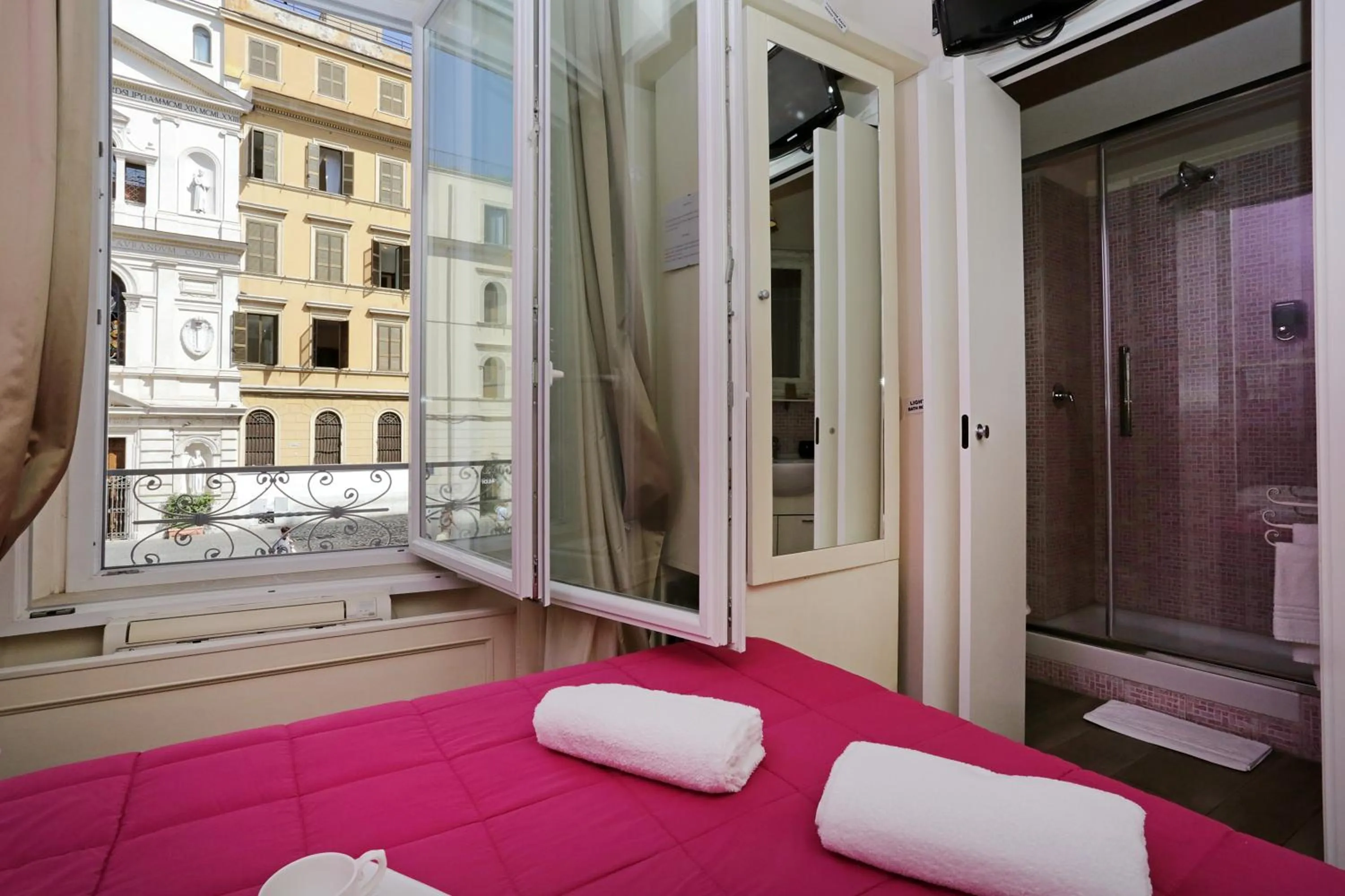 Photo of the whole room, Bed in Piazzetta de' Monti Suites