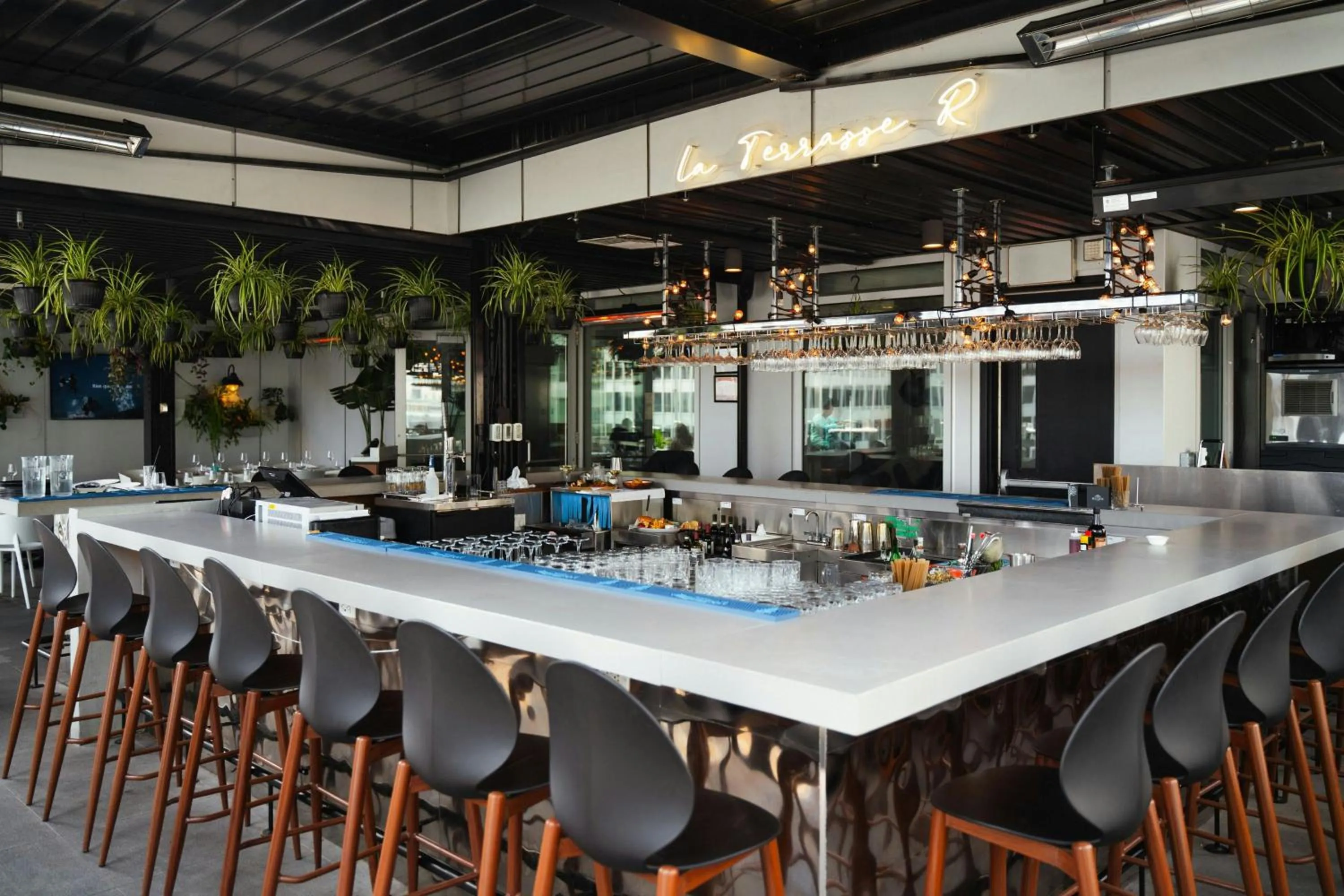 Restaurant/places to eat in Renaissance Montreal Downtown Hotel