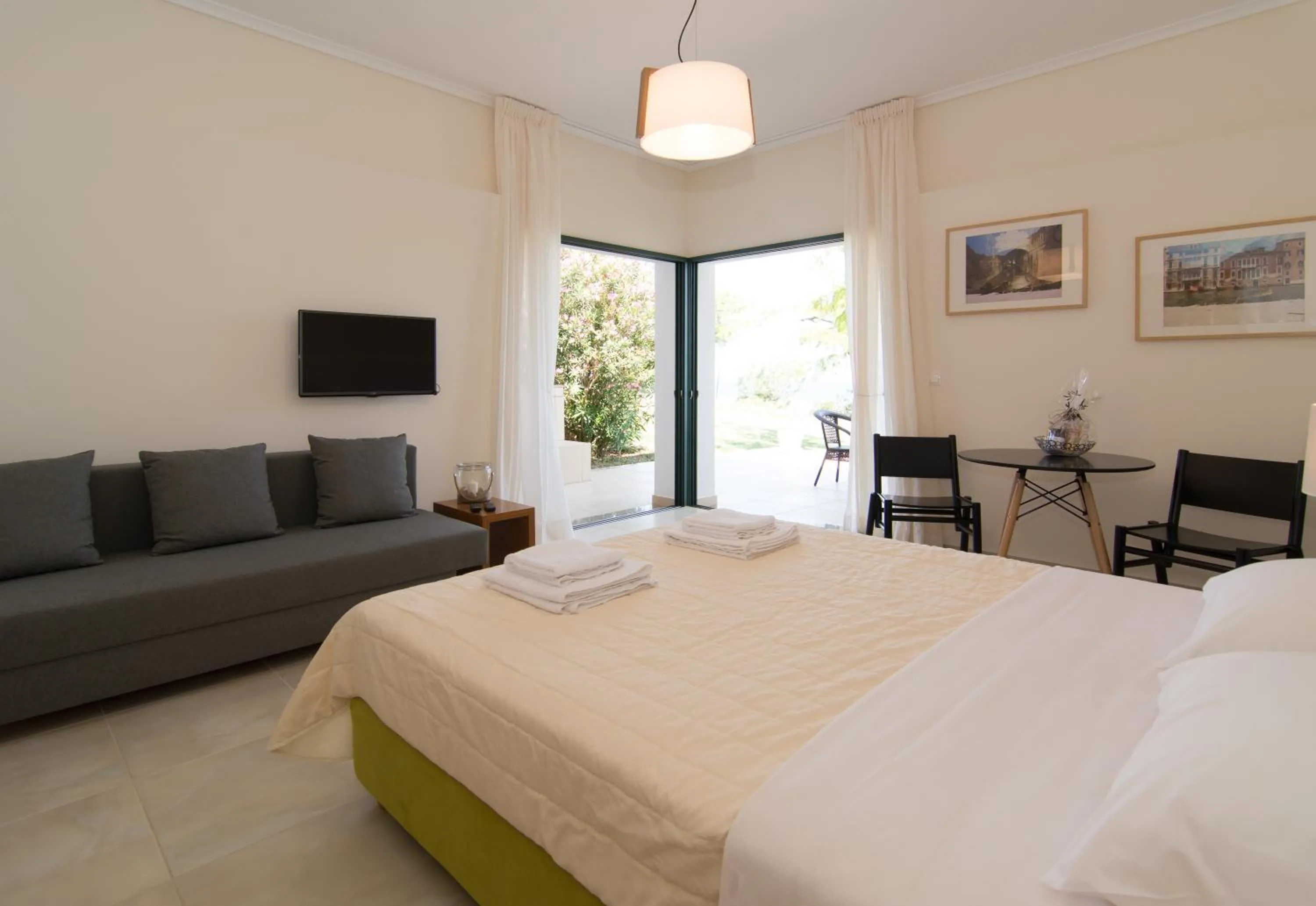 Living room, Bed in Angelbay Bungalows