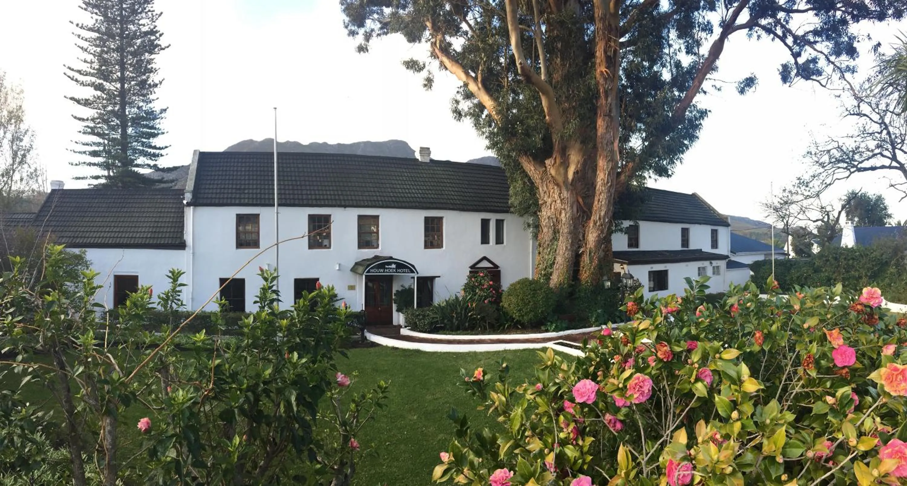 Facade/entrance in Houw Hoek Hotel