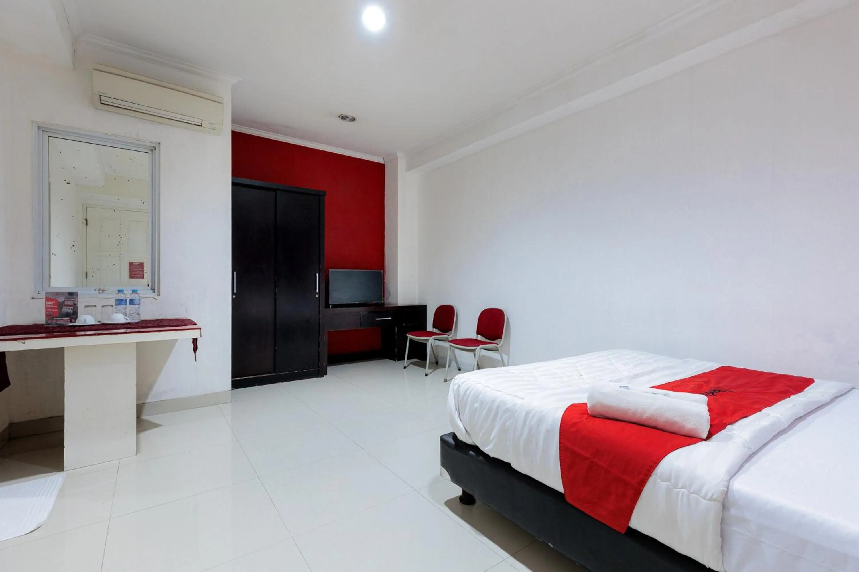 Bedroom, Bed in RedDoorz Plus @ Guntur Raya Setiabudi