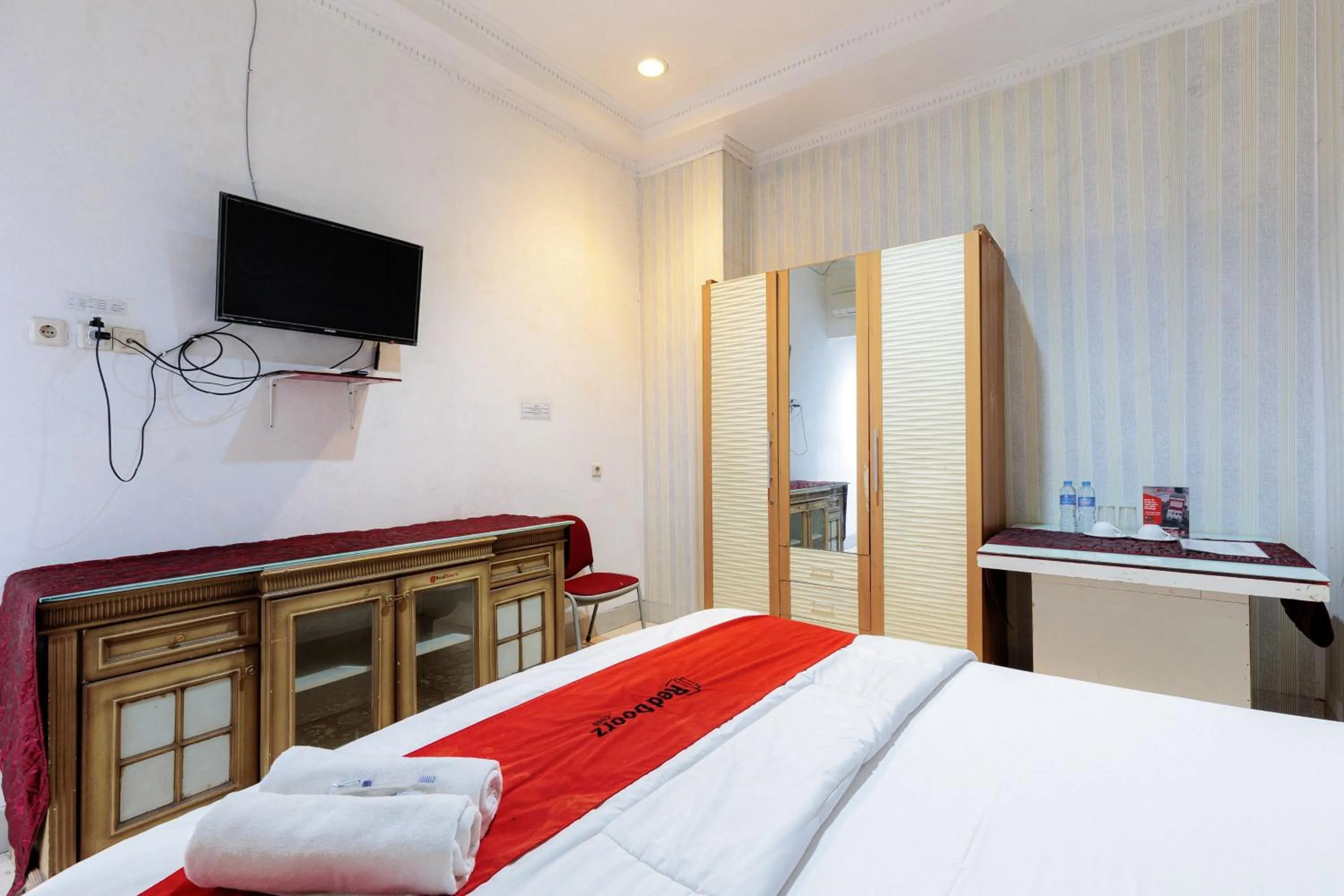 Bedroom, Bed in RedDoorz Plus @ Guntur Raya Setiabudi