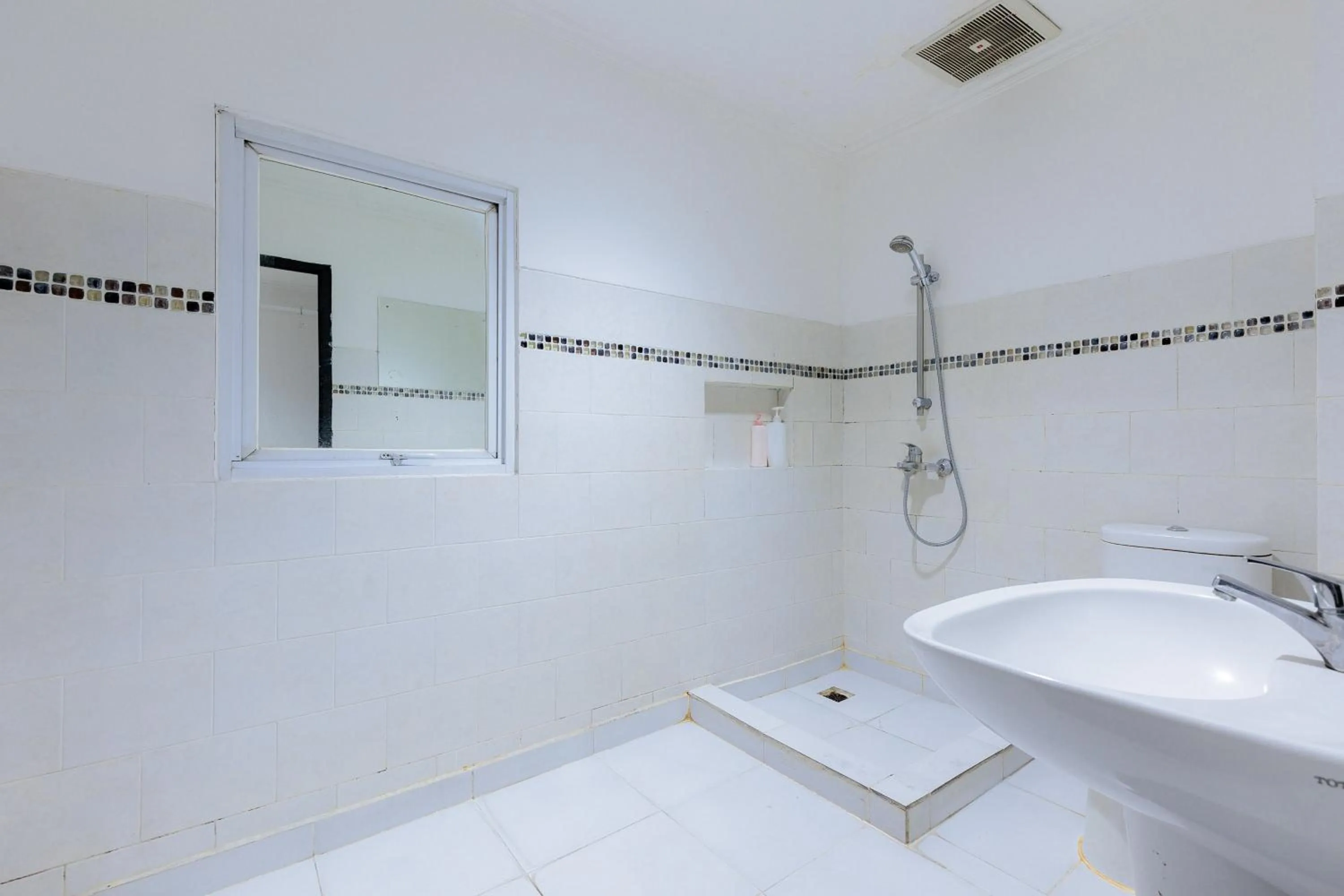 Bathroom in RedDoorz Plus @ Guntur Raya Setiabudi