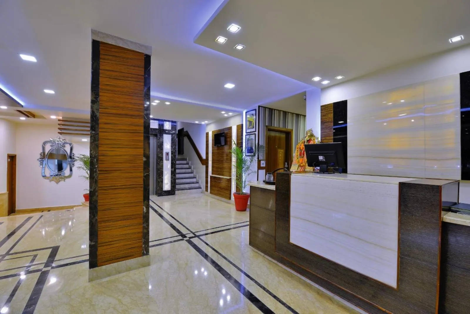 Lobby or reception in Hotel Mayur by RoomsInc Katra