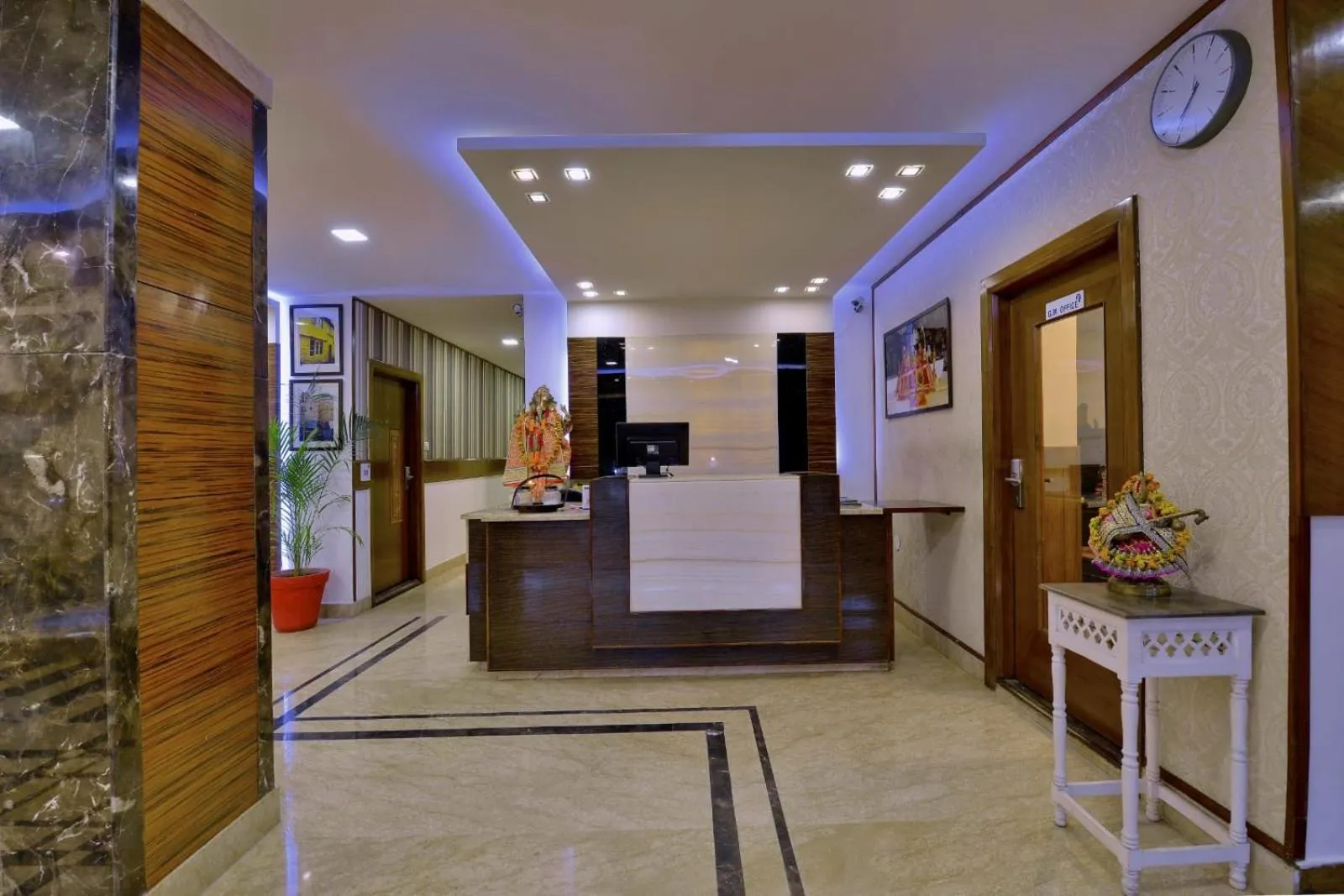Lobby or reception in Hotel Mayur by RoomsInc Katra