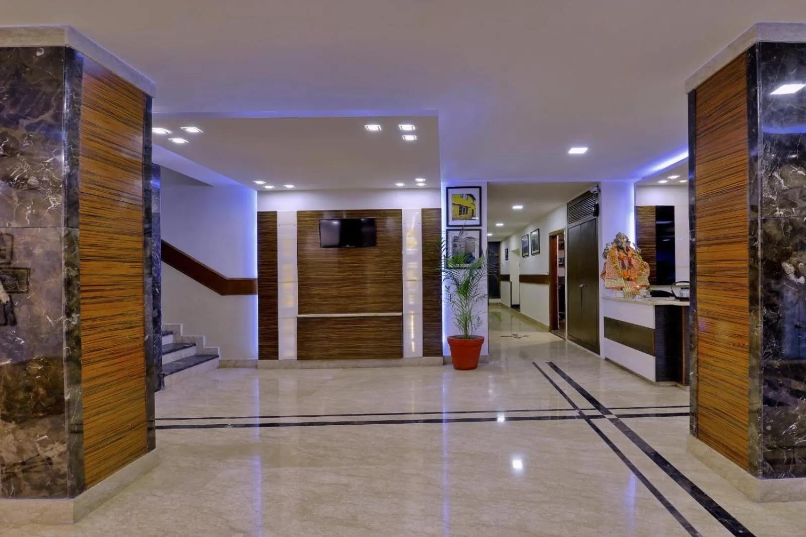Lobby or reception in Hotel Mayur by RoomsInc Katra