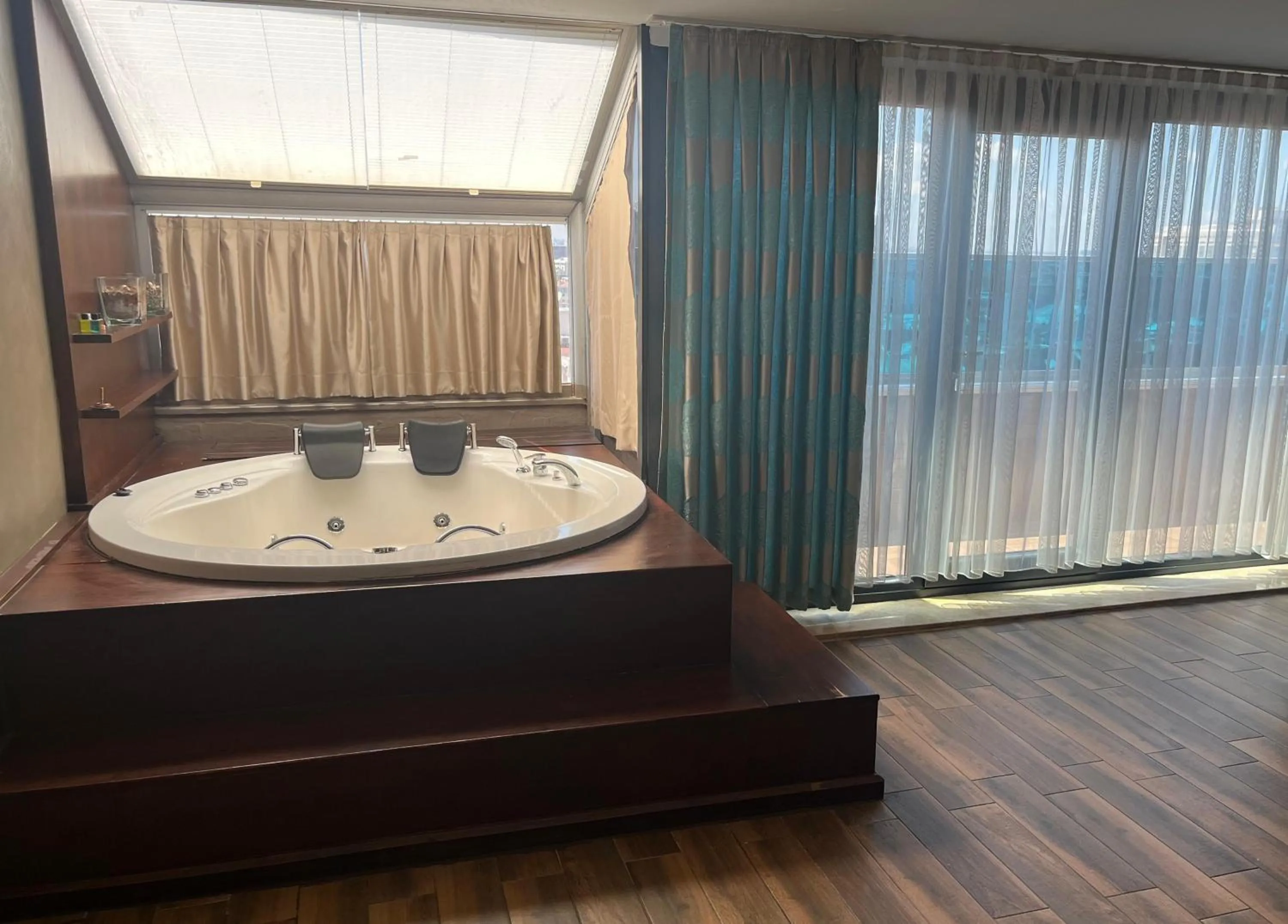 Hot Tub in No 139 Apartments