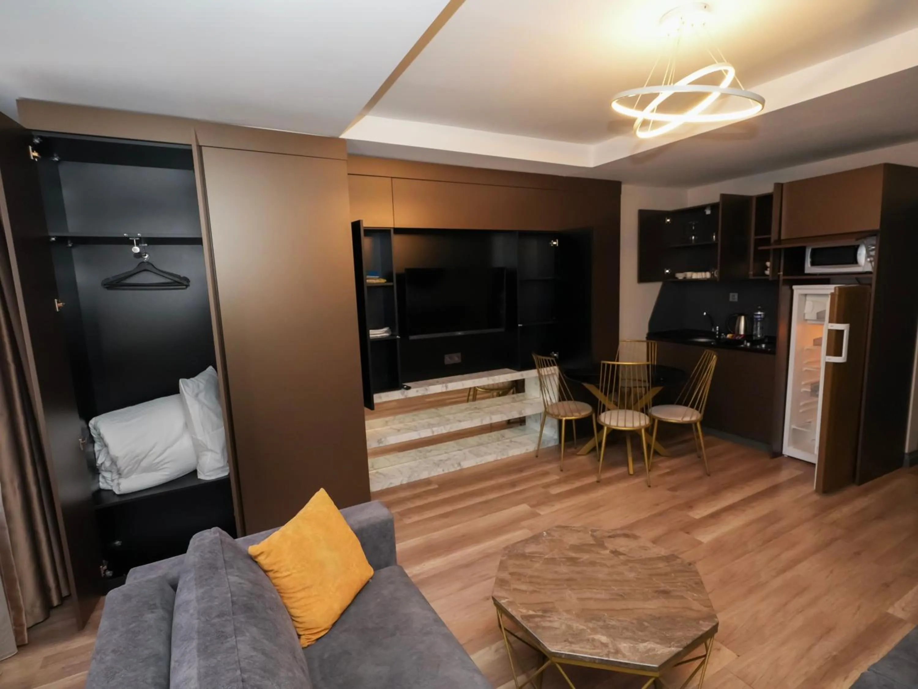 TV and multimedia in No 139 Apartments