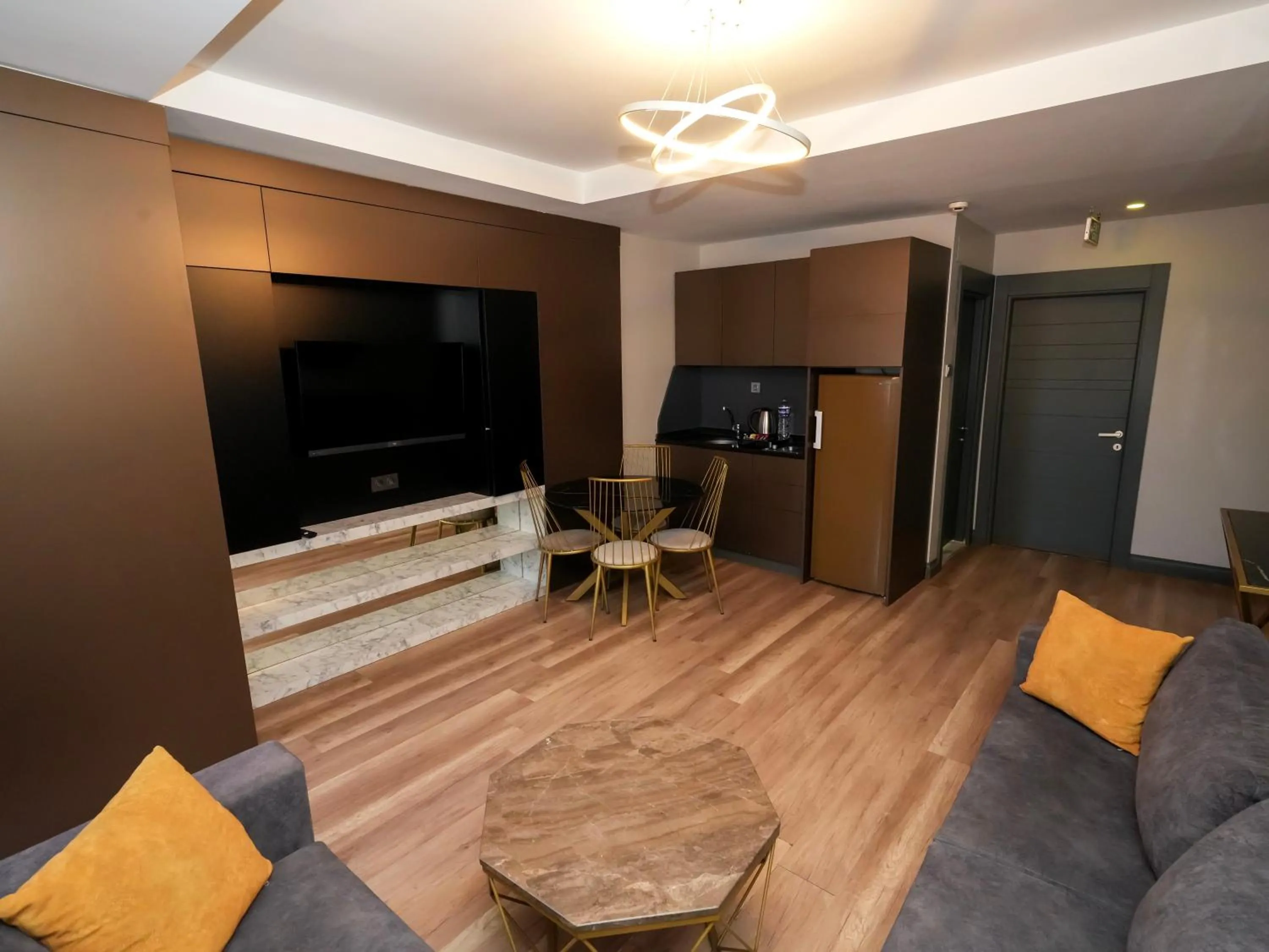 TV and multimedia in No 139 Apartments