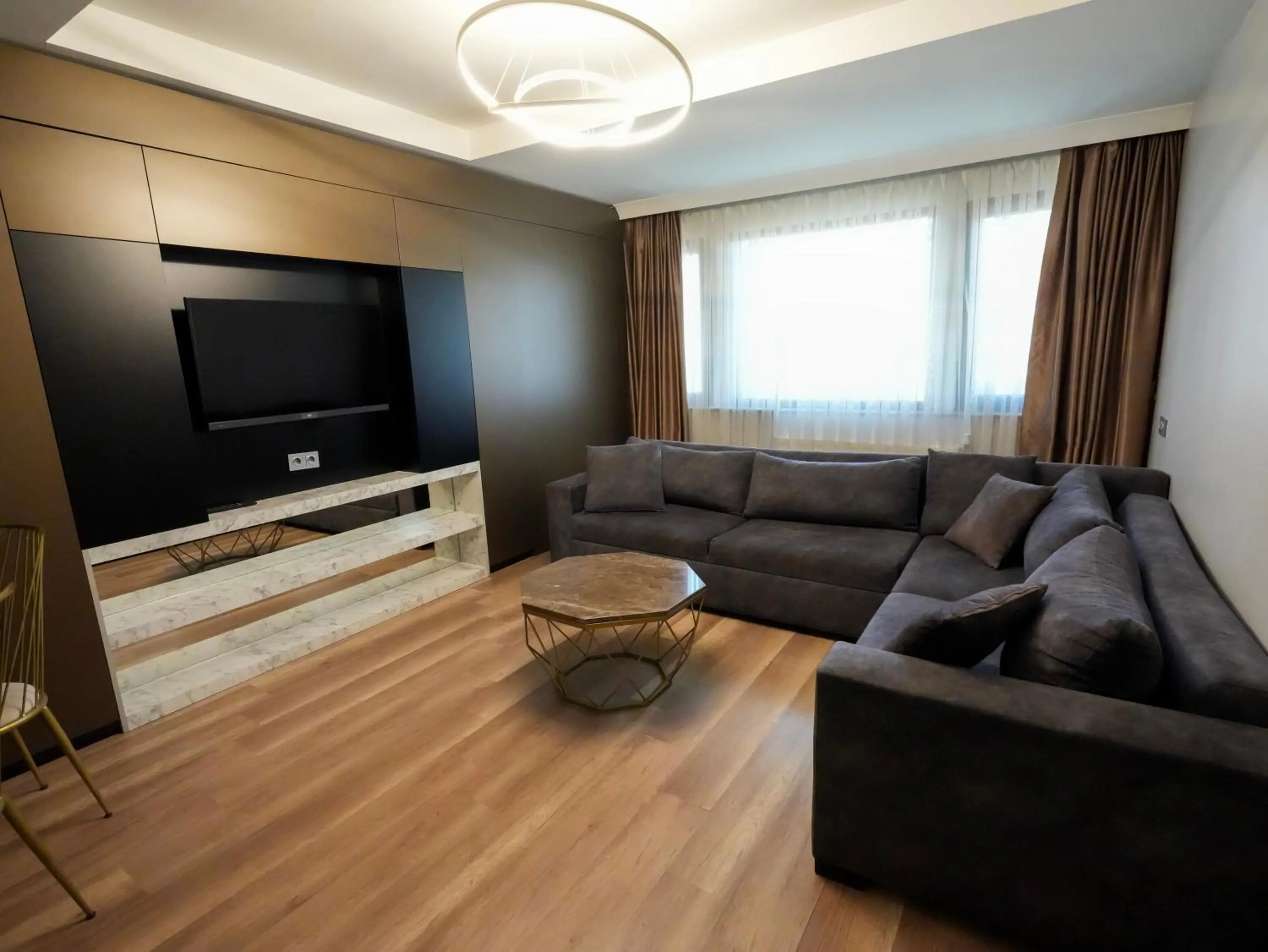 TV and multimedia in No 139 Apartments