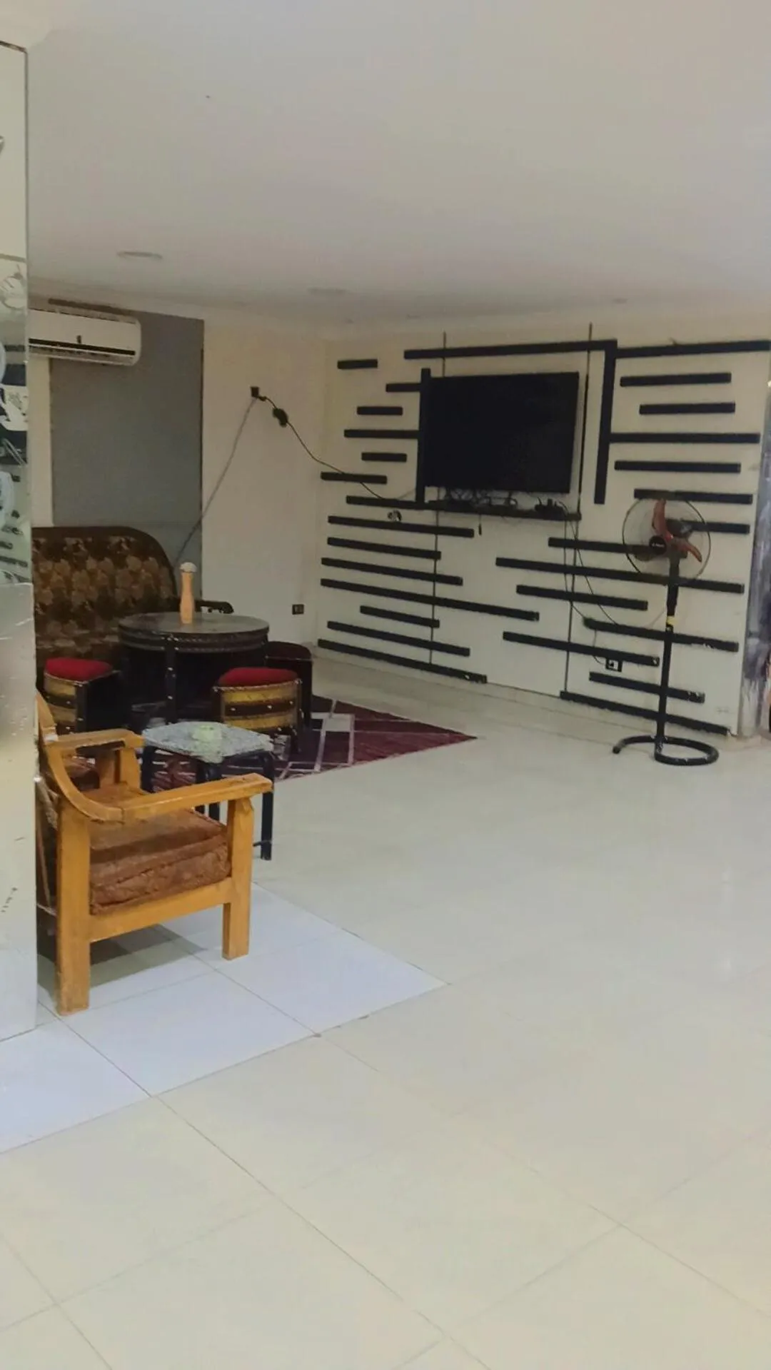 Communal lounge/ TV room in Falcon pyramids inn