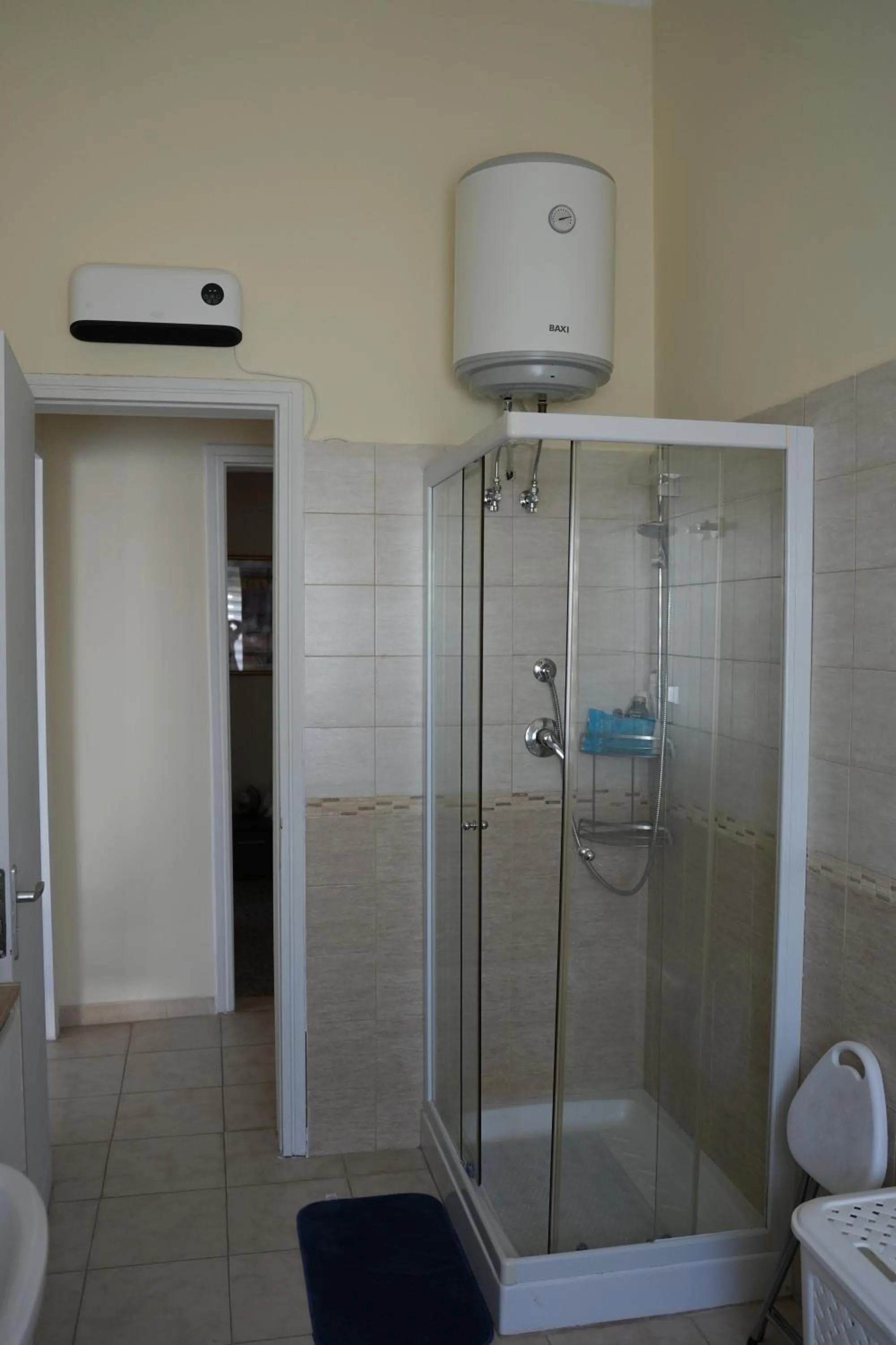 Shower in La Regina del Sole