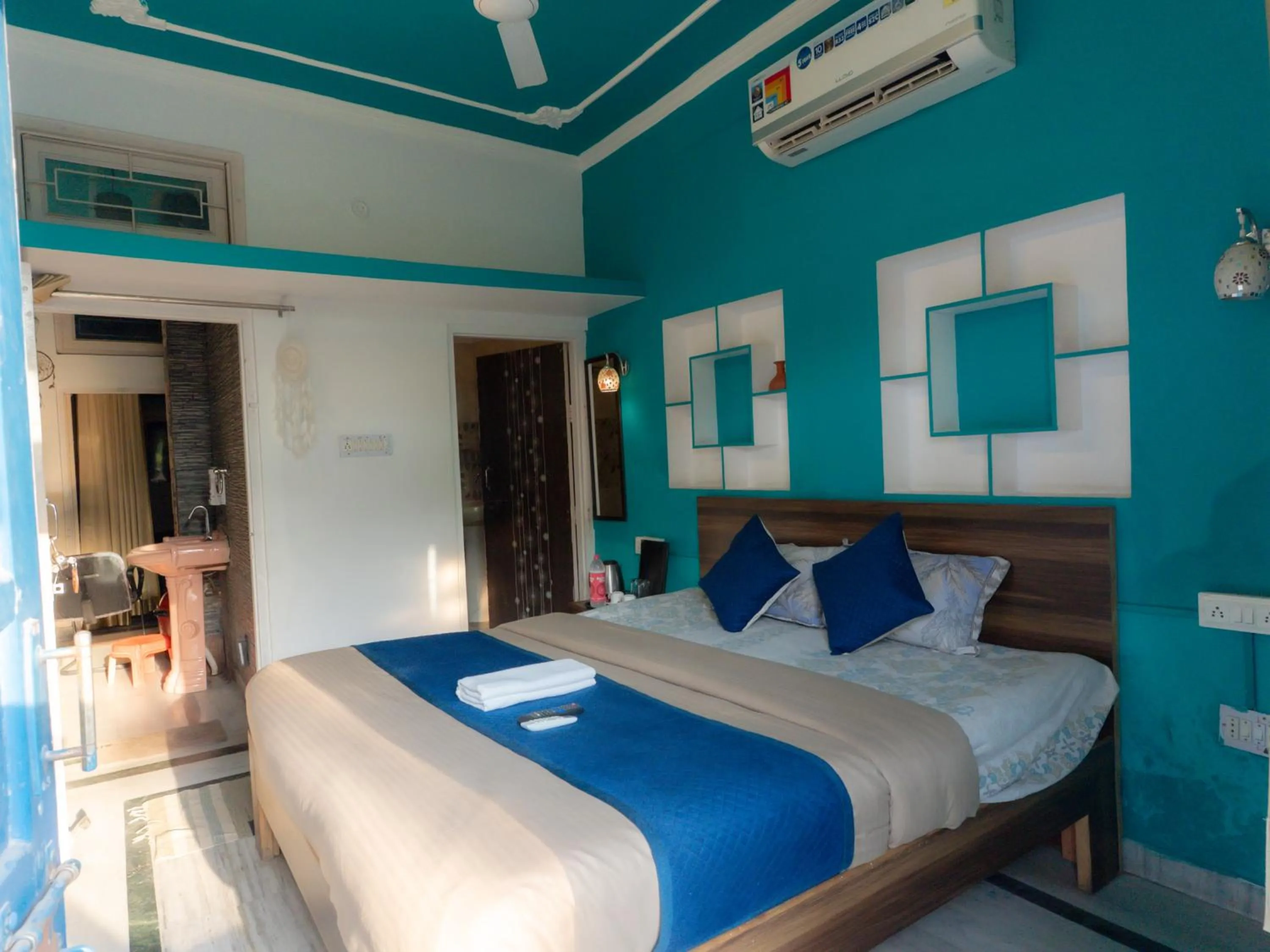 Bedroom, Bed in The Pink Chapter Hostel, Jaipur