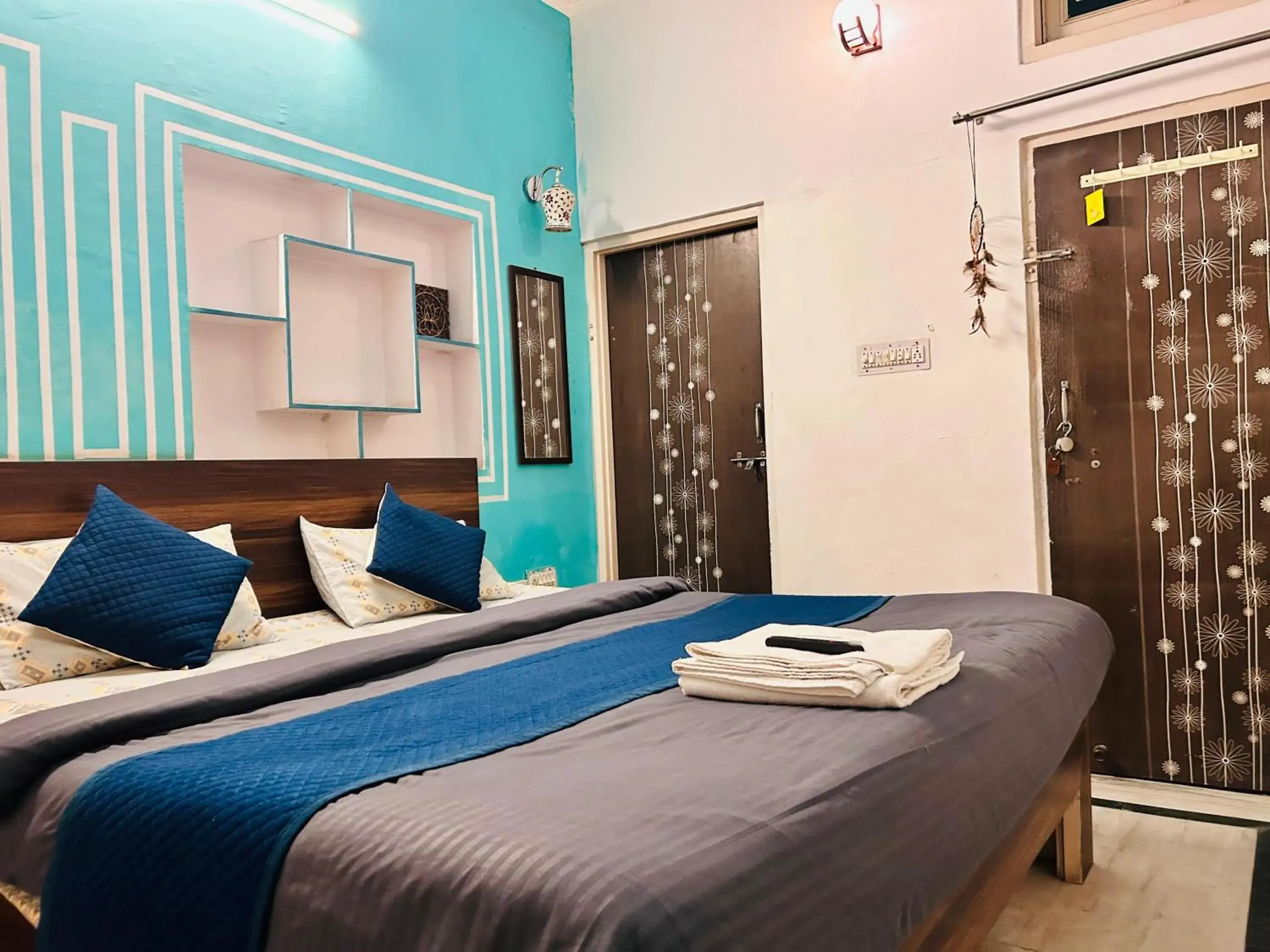 Deluxe Double Room with Bath in Flamingos Jaipur Hostel Deluxe Double Room with Bath in Flamingos Jaipur Hostel