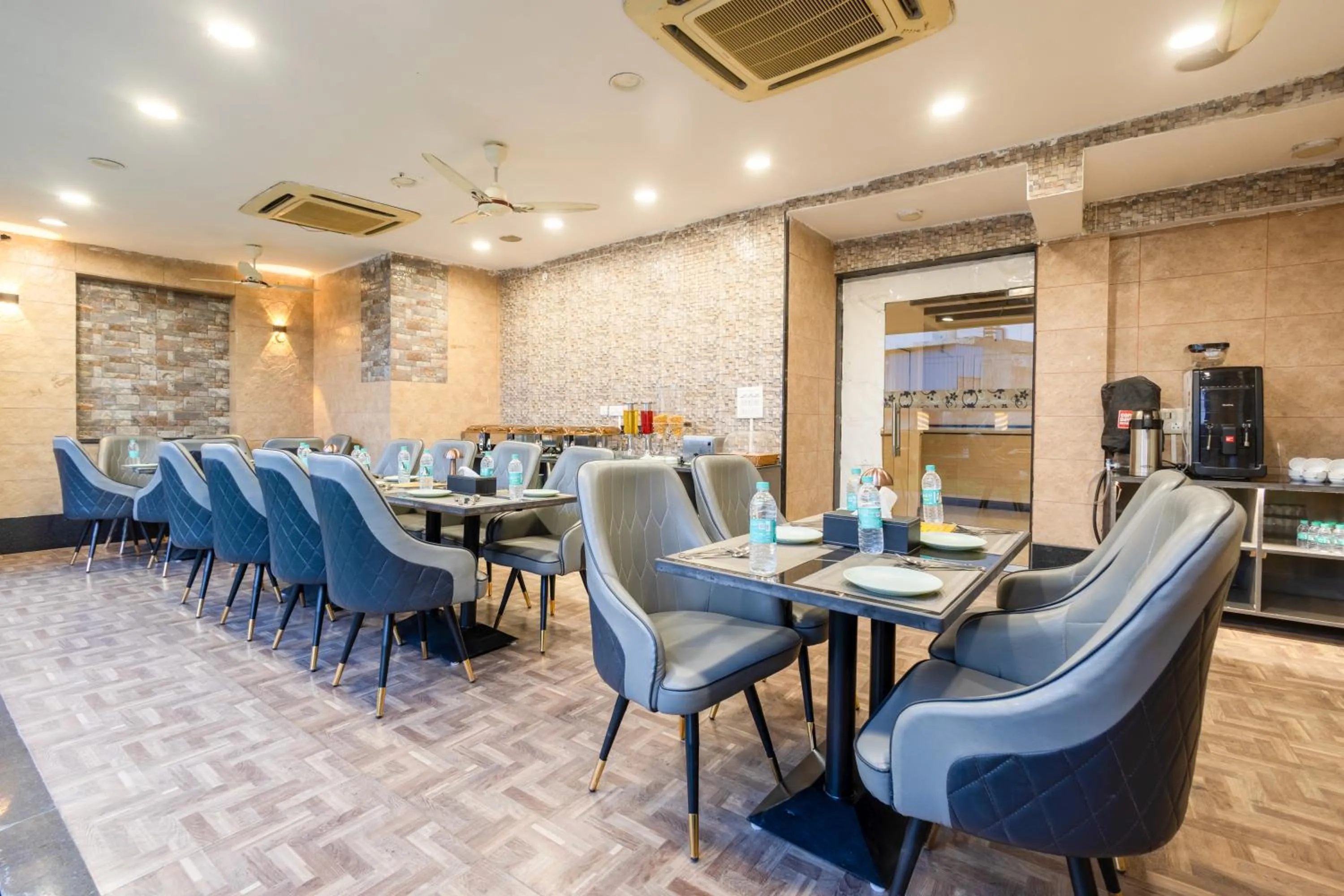 Restaurant/places to eat in Hotel Vanson Villa, City Centre - With Free Airport & Train Station Pickup