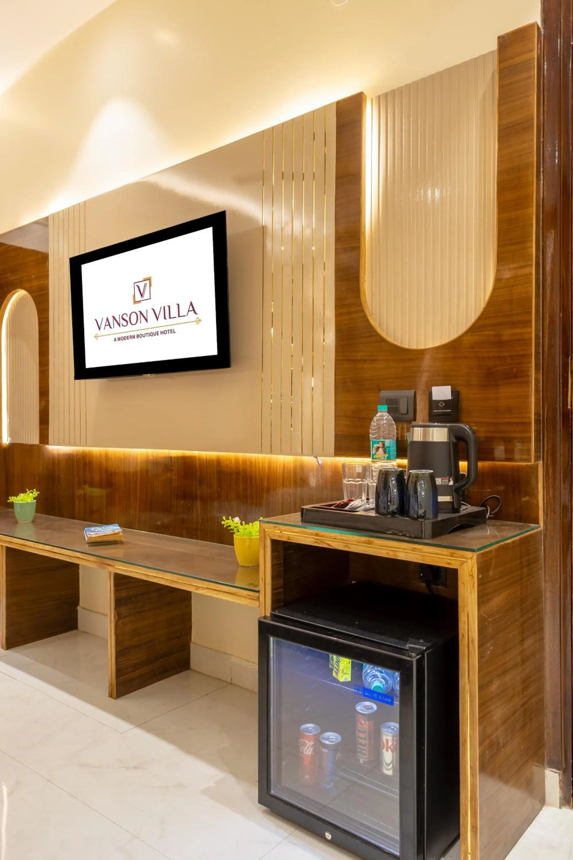 TV and multimedia in Hotel Vanson Villa, City Centre - With Free Airport & Train Station Pickup