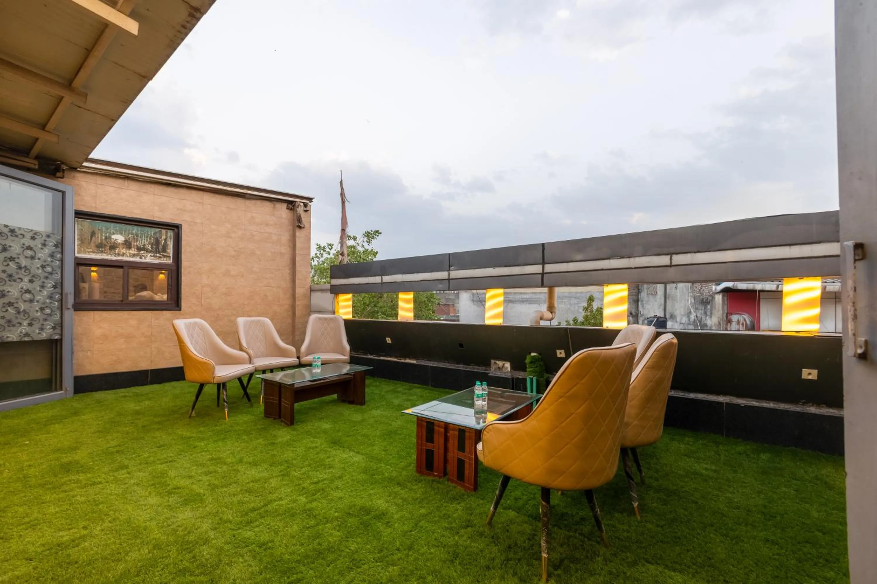 Restaurant/places to eat in Hotel Vanson Villa, City Centre - With Free Airport & Train Station Pickup